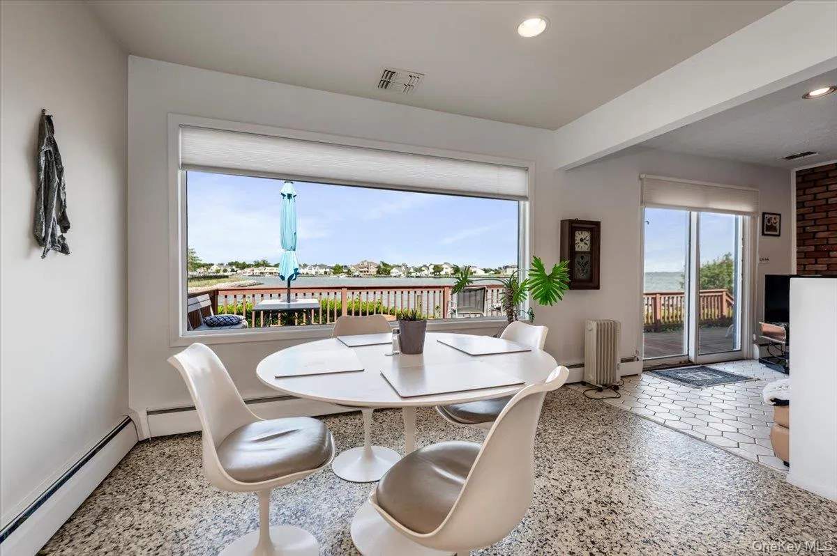 Separate Easting Area with Amazing Views of the Open Bay Separate Easting Area with Amazing Views of the Open Bay