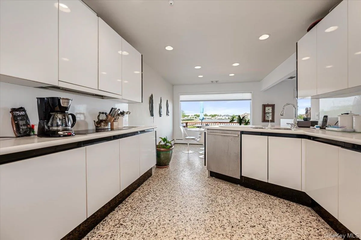 Spacious Eat In Kitchen Spacious Eat In Kitchen