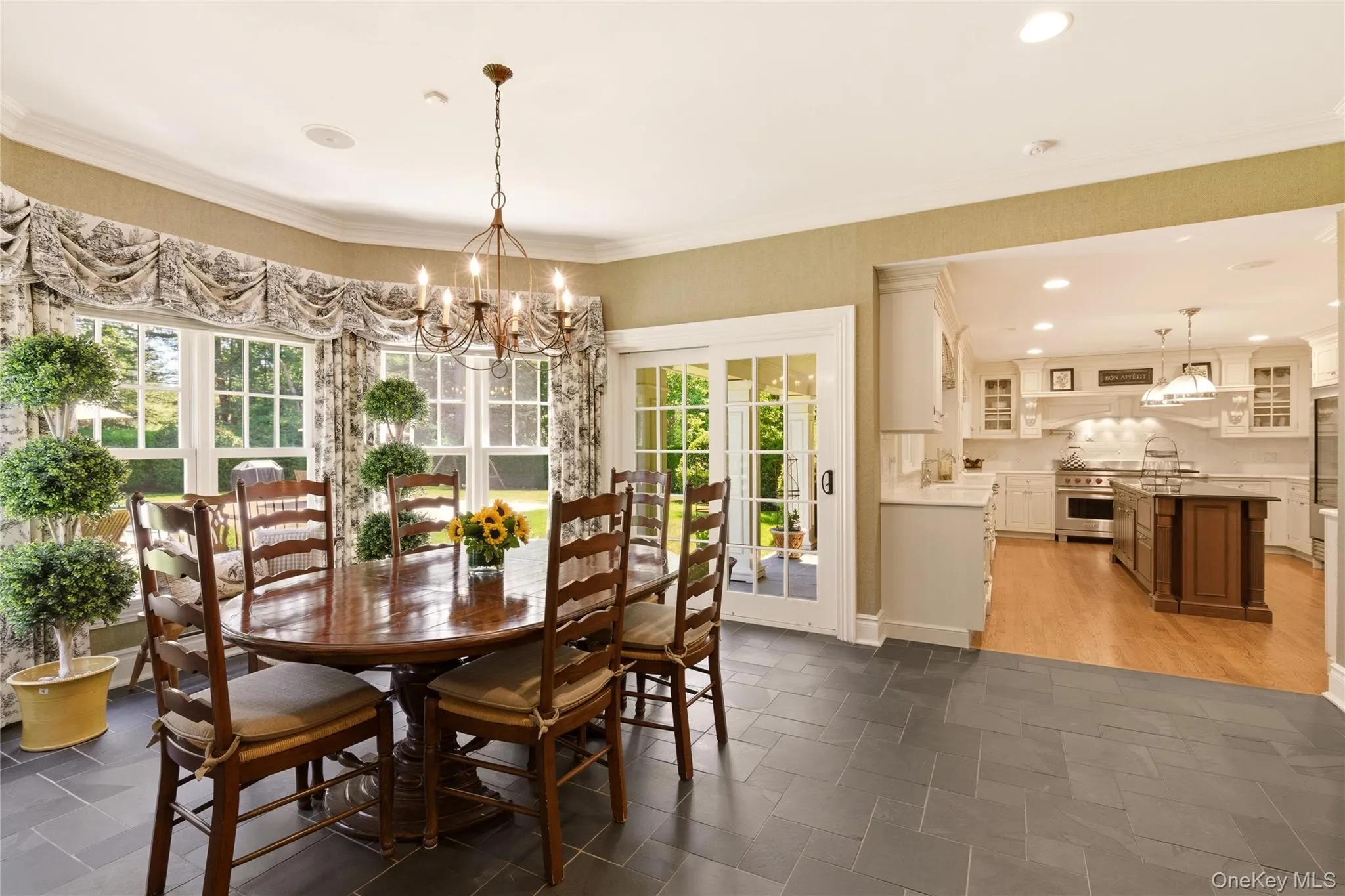 Adjoining Breakfast Room Adjoining Breakfast Room