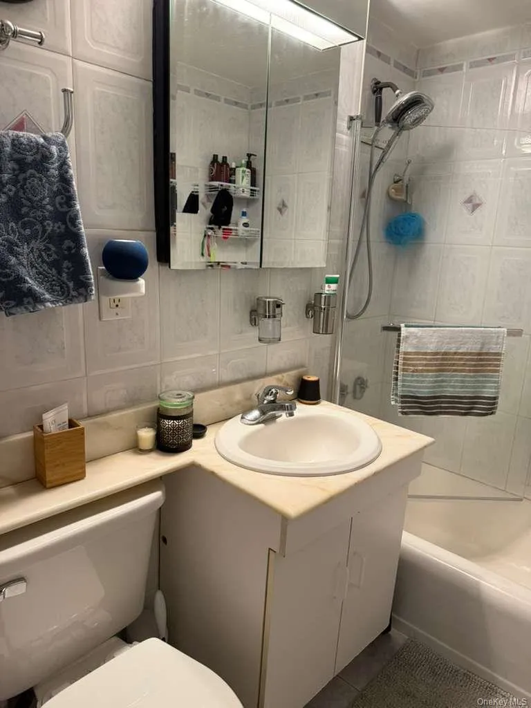 6125 98th Street, New York, NY, 1 Bedroom Bedrooms, 3 Rooms Rooms,1 BathroomBathrooms,Residential,For Rent,98th,0,1012843 6125 98th Street, New York, NY, 1 Bedroom Bedrooms, 3 Rooms Rooms,1 BathroomBathrooms,Residential,For Rent,98th,0,1012843