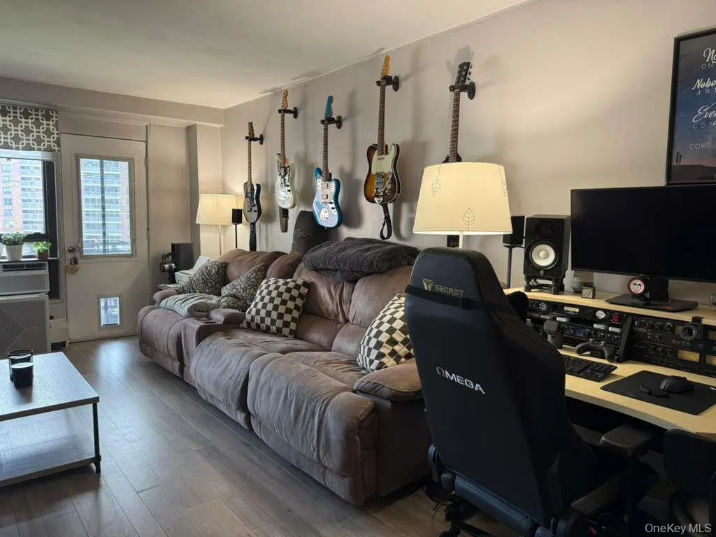 6125 98th Street, New York, NY, 1 Bedroom Bedrooms, 3 Rooms Rooms,1 BathroomBathrooms,Residential,For Rent,98th,0,1012843 6125 98th Street, New York, NY, 1 Bedroom Bedrooms, 3 Rooms Rooms,1 BathroomBathrooms,Residential,For Rent,98th,0,1012843