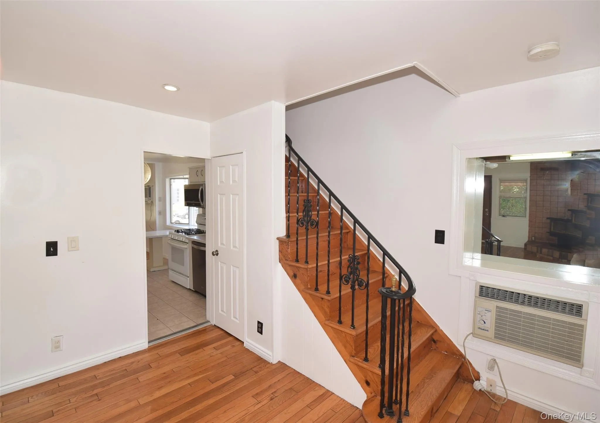 54 Camden Place, North Hempstead, NY, 4 Bedrooms Bedrooms, 7 Rooms Rooms,3 BathroomsBathrooms,Residential,For Rent,Camden,0,1012853 54 Camden Place, North Hempstead, NY, 4 Bedrooms Bedrooms, 7 Rooms Rooms,3 BathroomsBathrooms,Residential,For Rent,Camden,0,1012853