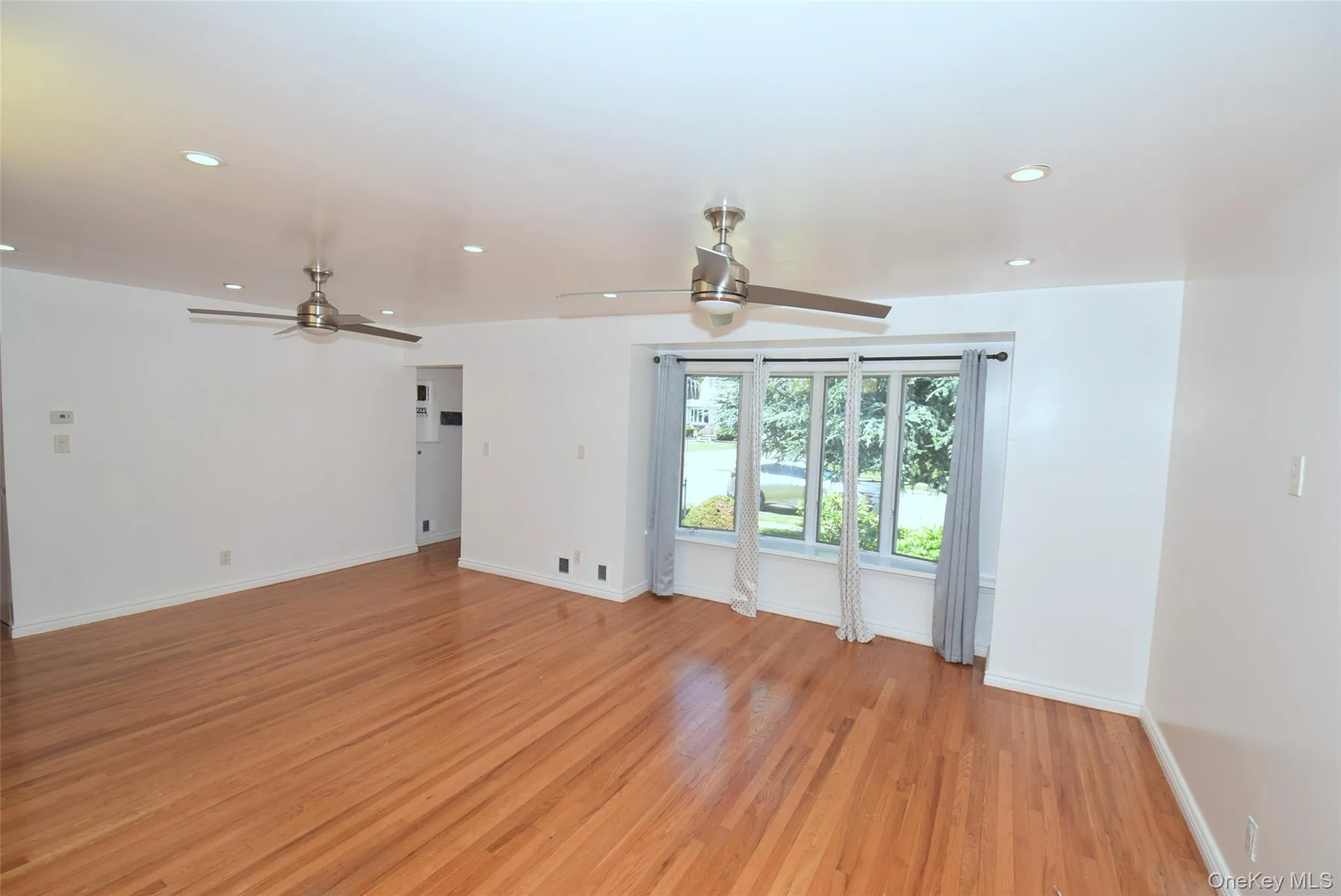 54 Camden Place, North Hempstead, NY, 4 Bedrooms Bedrooms, 7 Rooms Rooms,3 BathroomsBathrooms,Residential,For Rent,Camden,0,1012853 54 Camden Place, North Hempstead, NY, 4 Bedrooms Bedrooms, 7 Rooms Rooms,3 BathroomsBathrooms,Residential,For Rent,Camden,0,1012853