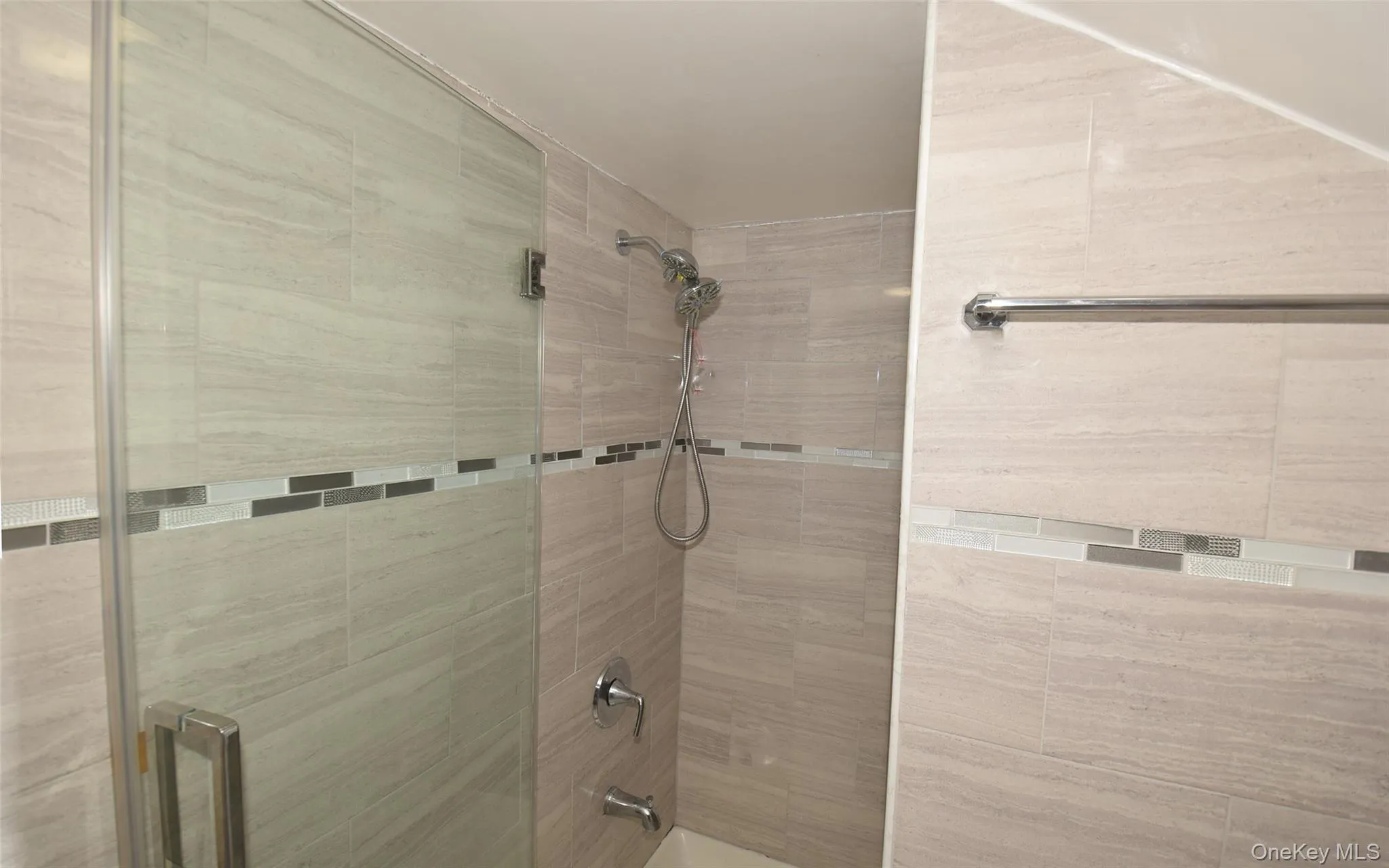 54 Camden Place, North Hempstead, NY, 4 Bedrooms Bedrooms, 7 Rooms Rooms,3 BathroomsBathrooms,Residential,For Rent,Camden,0,1012853 54 Camden Place, North Hempstead, NY, 4 Bedrooms Bedrooms, 7 Rooms Rooms,3 BathroomsBathrooms,Residential,For Rent,Camden,0,1012853