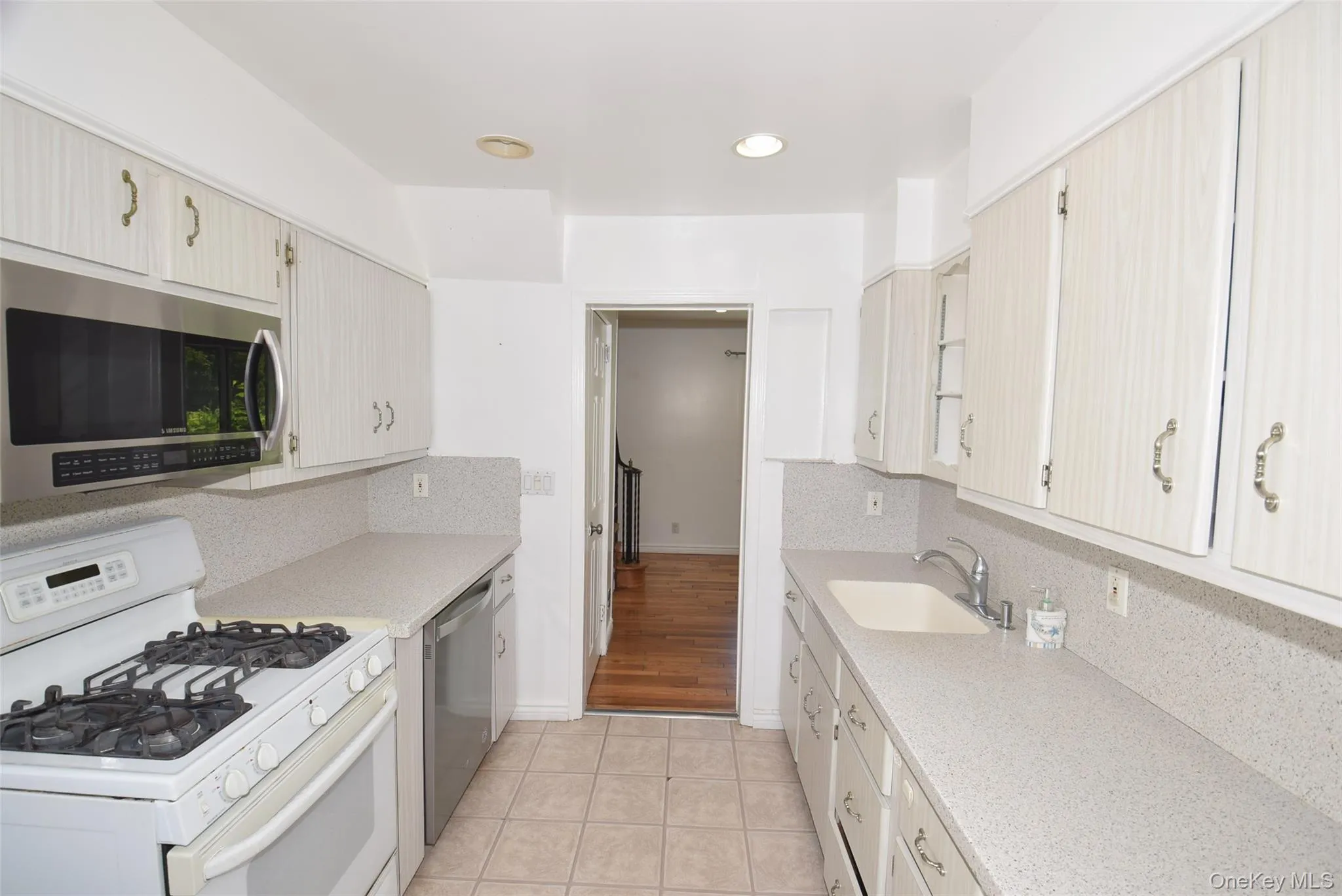 54 Camden Place, North Hempstead, NY, 4 Bedrooms Bedrooms, 7 Rooms Rooms,3 BathroomsBathrooms,Residential,For Rent,Camden,0,1012853 54 Camden Place, North Hempstead, NY, 4 Bedrooms Bedrooms, 7 Rooms Rooms,3 BathroomsBathrooms,Residential,For Rent,Camden,0,1012853