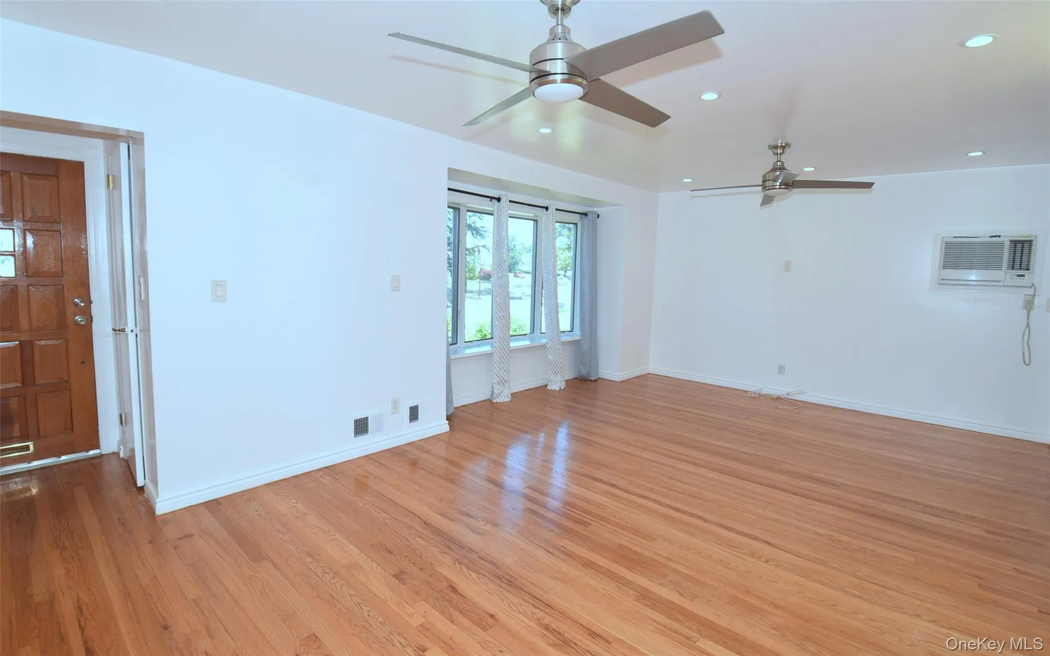 54 Camden Place, North Hempstead, NY, 4 Bedrooms Bedrooms, 7 Rooms Rooms,3 BathroomsBathrooms,Residential,For Rent,Camden,0,1012853 54 Camden Place, North Hempstead, NY, 4 Bedrooms Bedrooms, 7 Rooms Rooms,3 BathroomsBathrooms,Residential,For Rent,Camden,0,1012853