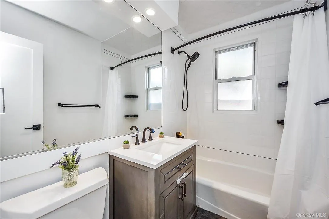 Clean and tastefully renovated bathroom Clean and tastefully renovated bathroom
