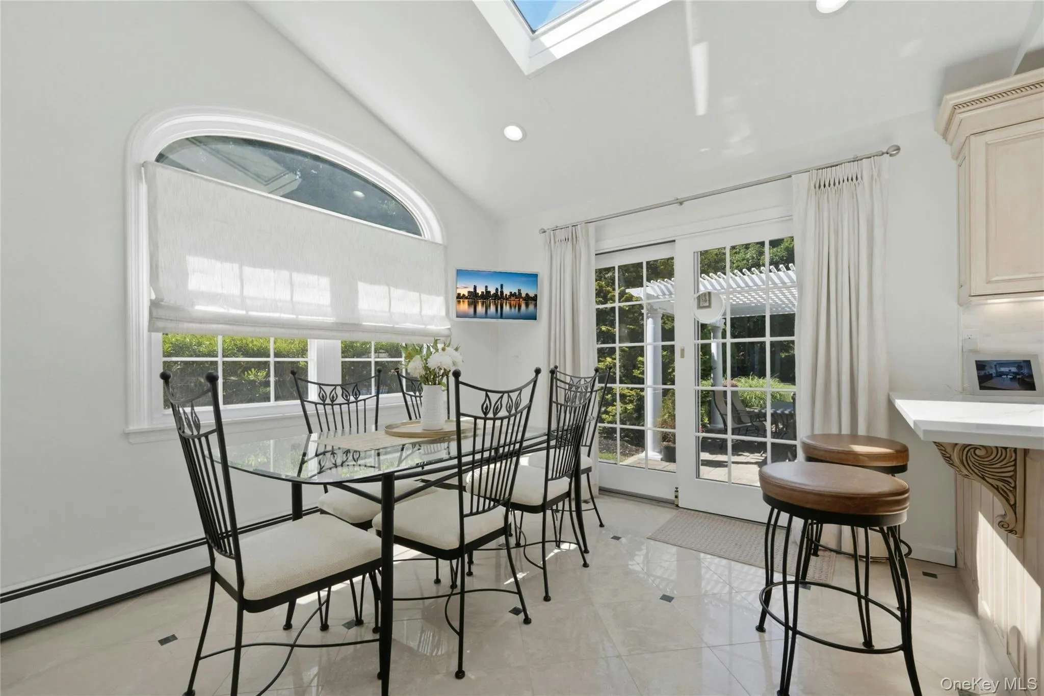 Eat in Light and Bright Kitchen with Skylight and Large Windows Eat in Light and Bright Kitchen with Skylight and Large Windows
