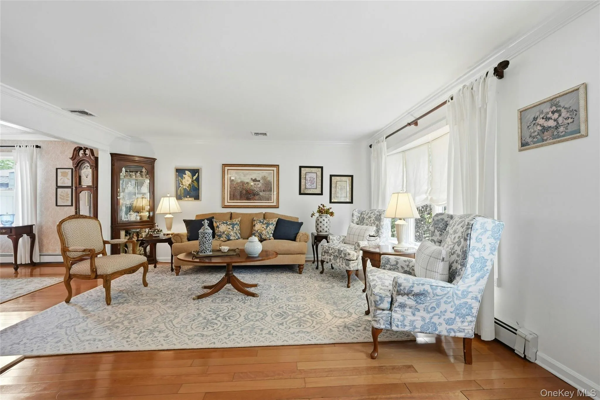 Spacious Living Room... Spacious Living Room...