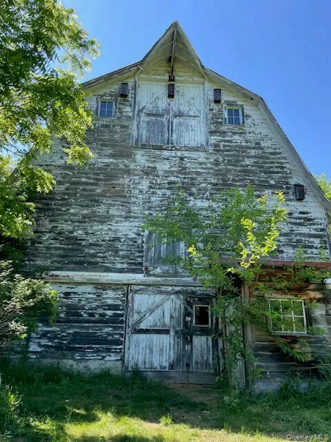 Huge bard with separate work areas and loft Huge bard with separate work areas and loft