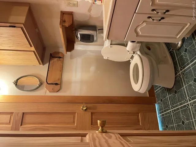 Full bath by ofiice with dual entrances Full bath by ofiice with dual entrances