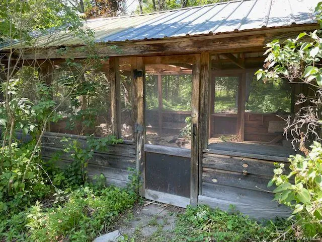 Screened-in porch Screened-in porch
