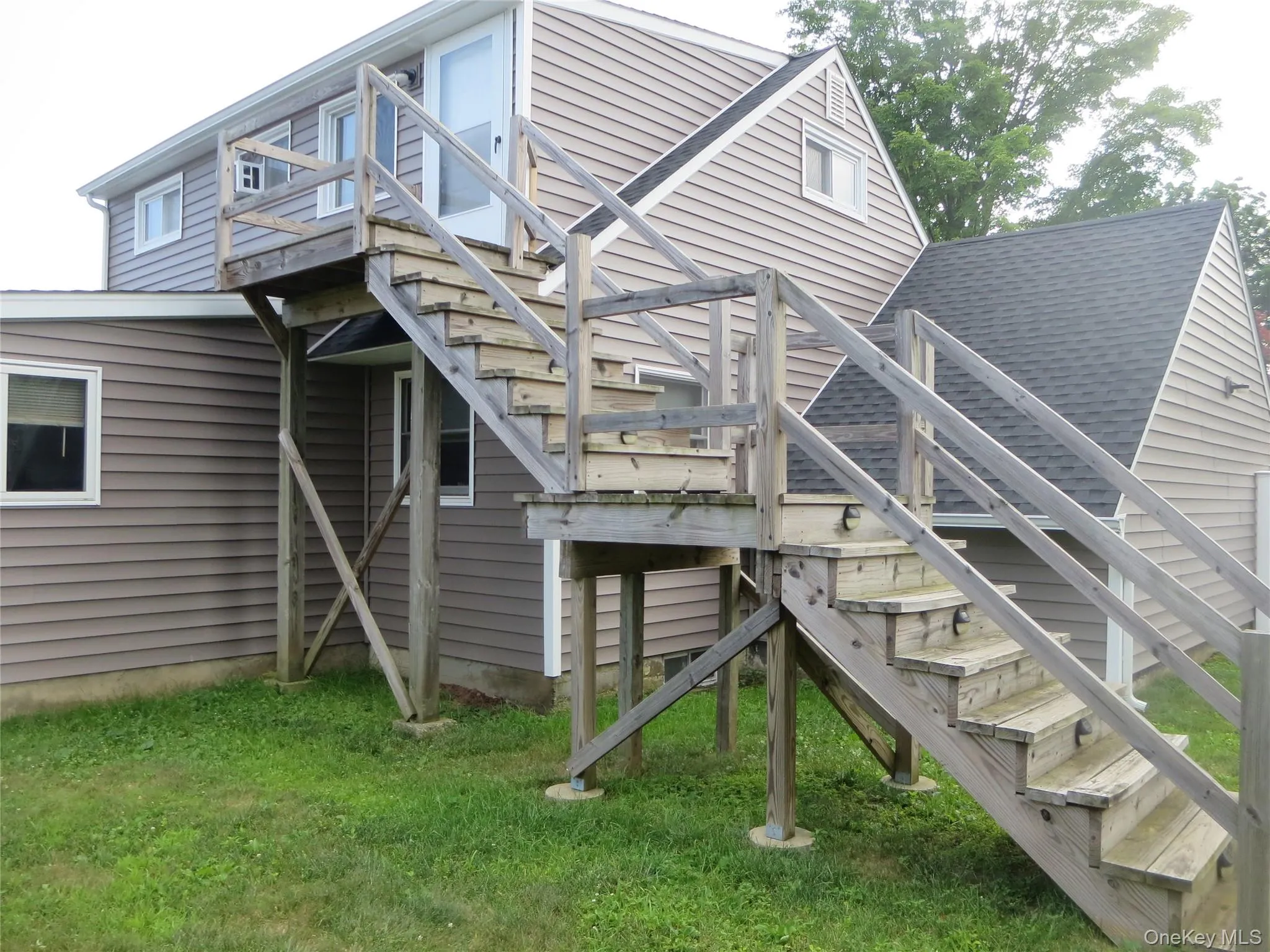 Steps to apt. Snow removal included. Steps to apt. Snow removal included.