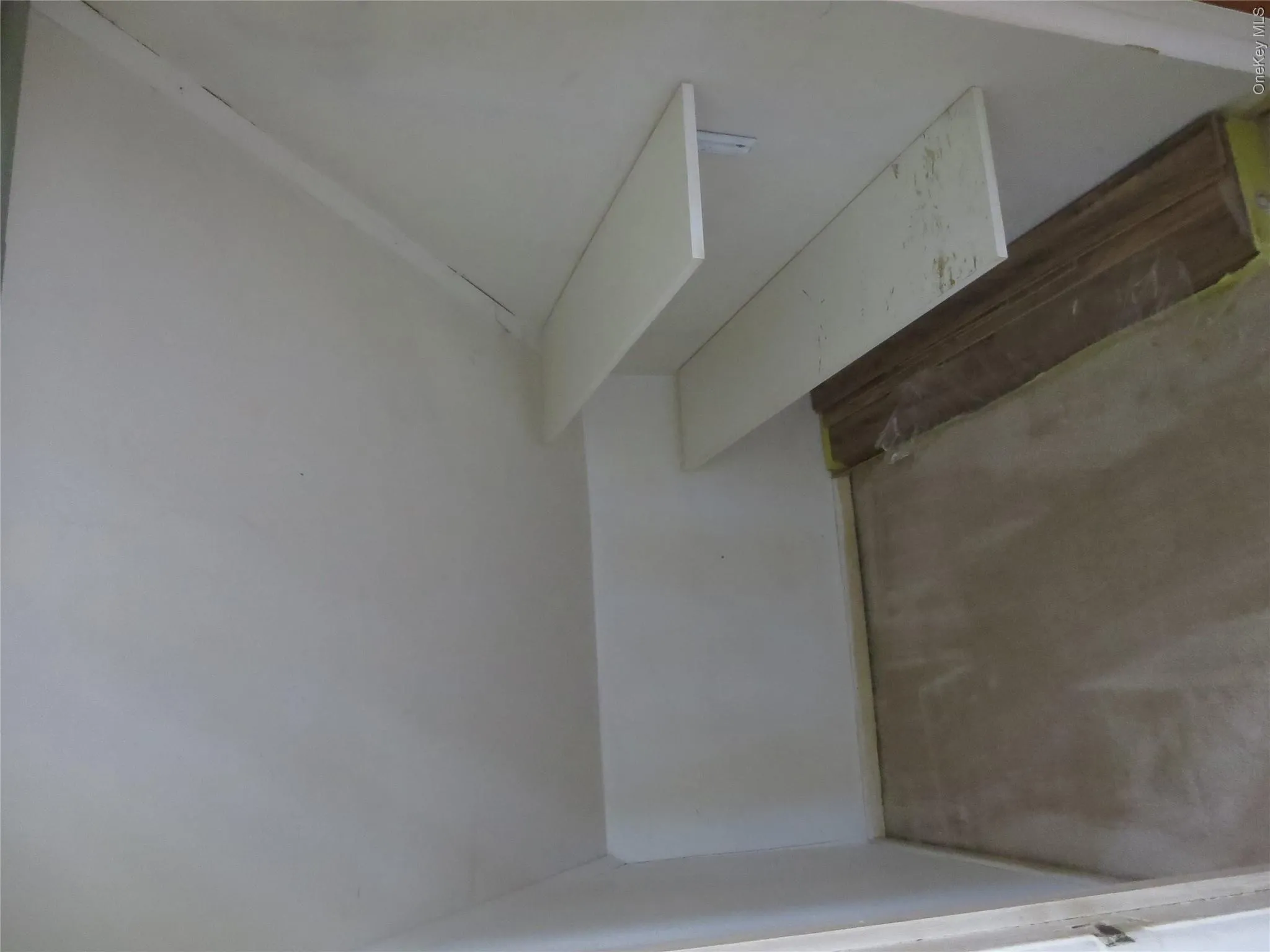 Deep closet in bedroom Deep closet in bedroom