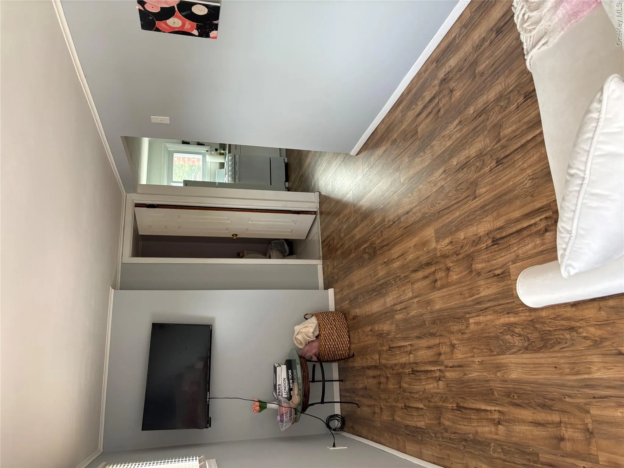 With tv bracket. With tv bracket.