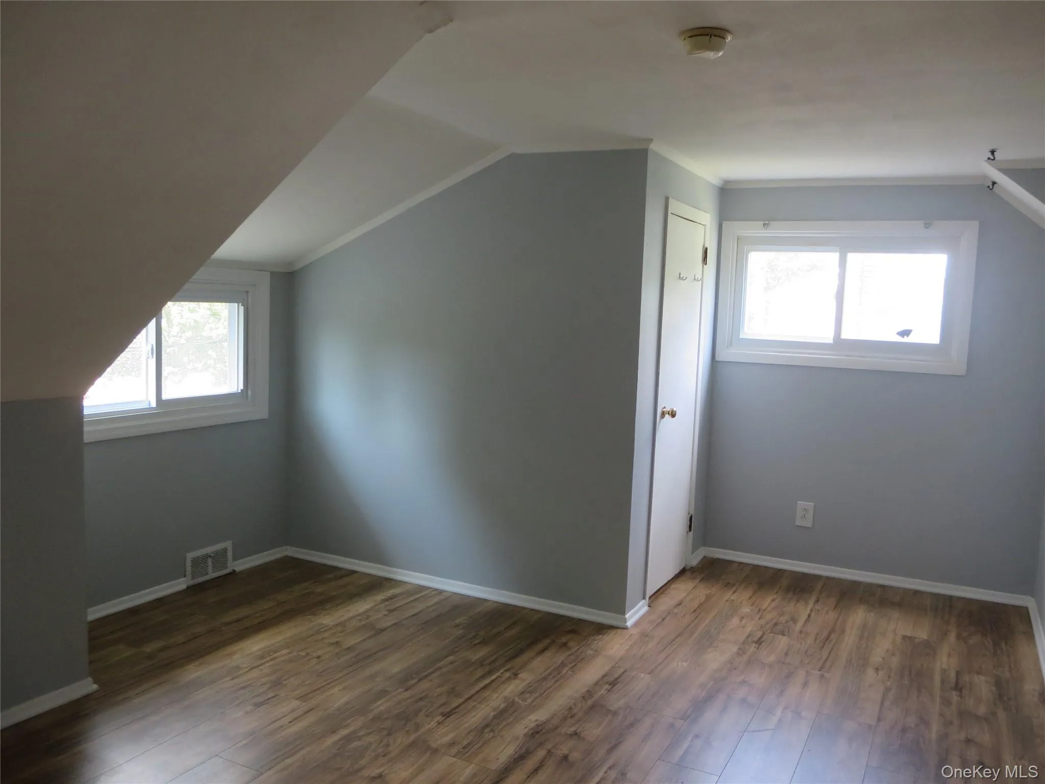 Wood laminate throughout apt. Includes free wifi, heat and cac, elec, water, ground care and snow removal. Wood laminate throughout apt. Includes free wifi, heat and cac, elec, water, ground care and snow removal.