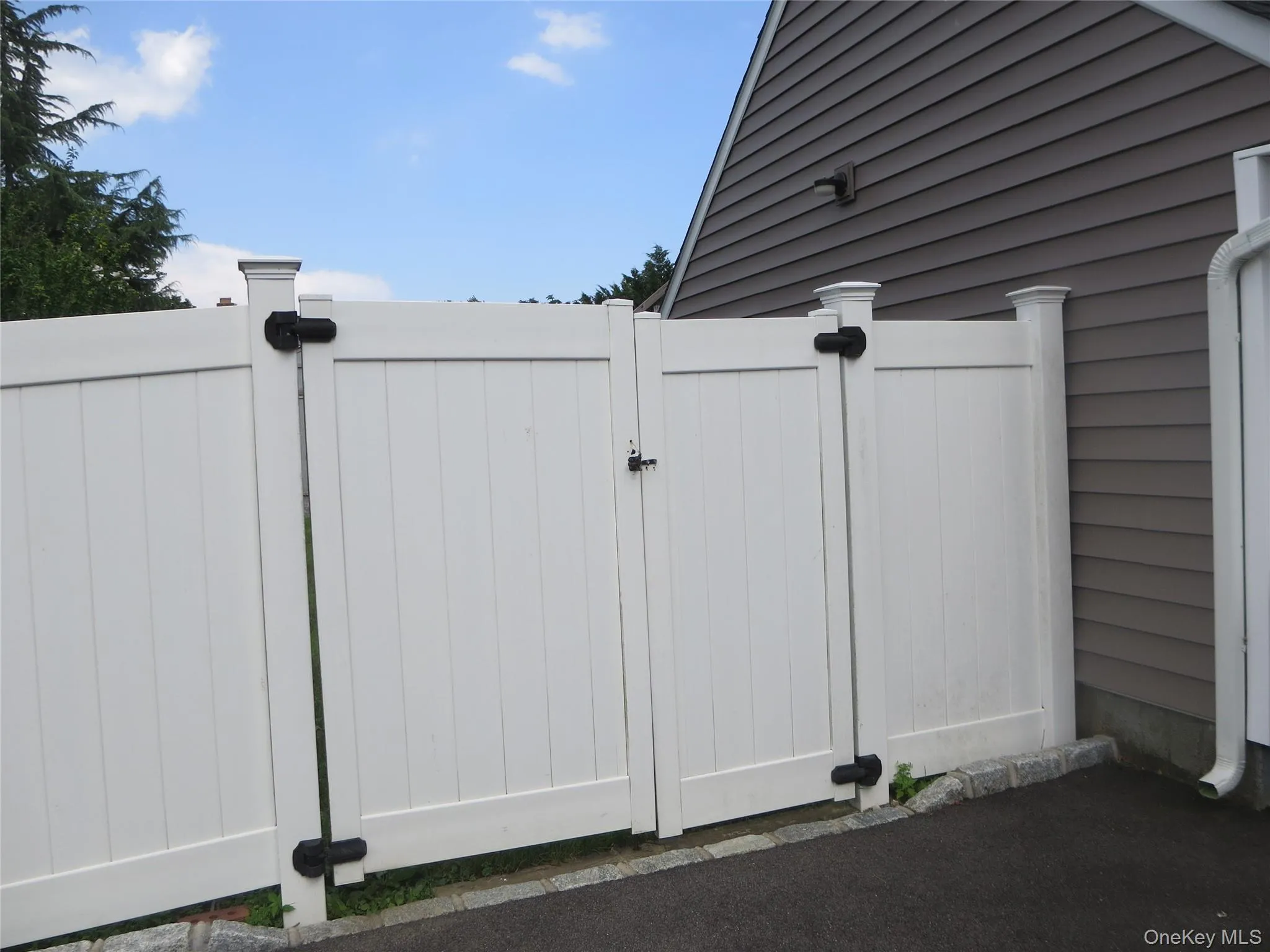 Fully fenced yd. Room for a bbq. Fully fenced yd. Room for a bbq.