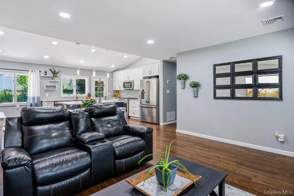 39 Tanglewood Drive, Smithtown, NY, 3 Bedrooms Bedrooms, 8 Rooms Rooms,1 BathroomBathrooms,Residential,For Rent,Tanglewood,0,1012925 39 Tanglewood Drive, Smithtown, NY, 3 Bedrooms Bedrooms, 8 Rooms Rooms,1 BathroomBathrooms,Residential,For Rent,Tanglewood,0,1012925