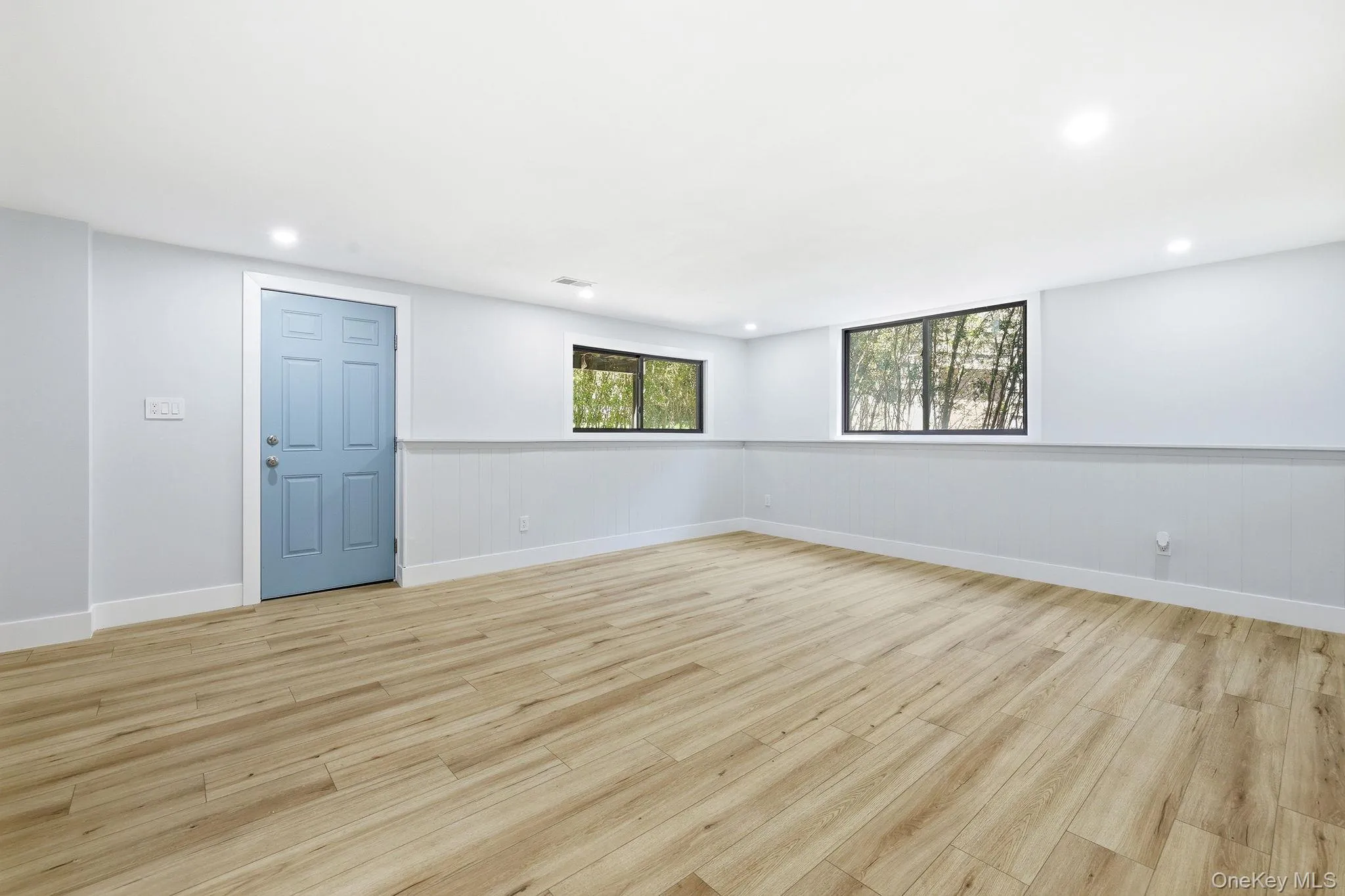 Recreation room, direct access to the back yard Recreation room, direct access to the back yard