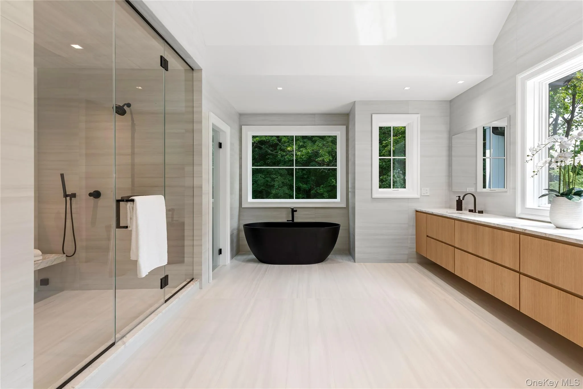 Luxurious Primary En-Suite Bathroom Luxurious Primary En-Suite Bathroom