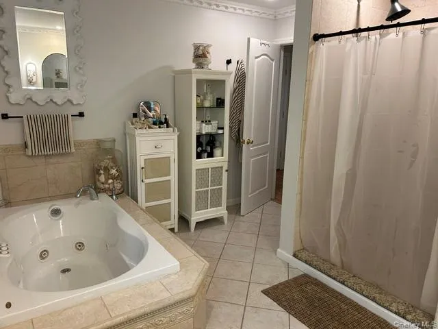 Whirlpool and separate shower Whirlpool and separate shower