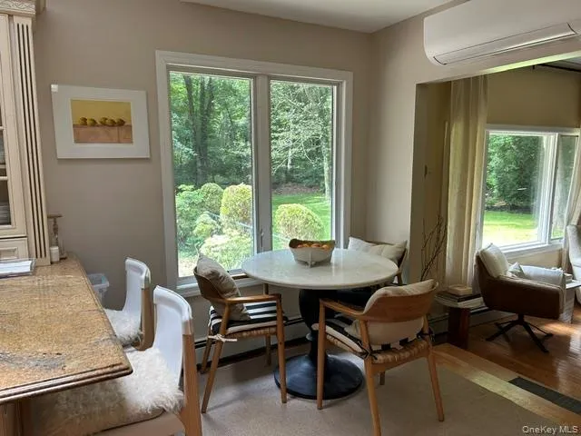 Breakfast bar and seating for 4 at the table Breakfast bar and seating for 4 at the table