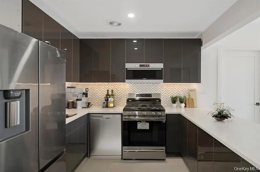 8811 179th Place, New York, NY, 2 Bedrooms Bedrooms, 5 Rooms Rooms,2 BathroomsBathrooms,Residential Lease,For Rent,179th,0,1013000 8811 179th Place, New York, NY, 2 Bedrooms Bedrooms, 5 Rooms Rooms,2 BathroomsBathrooms,Residential Lease,For Rent,179th,0,1013000