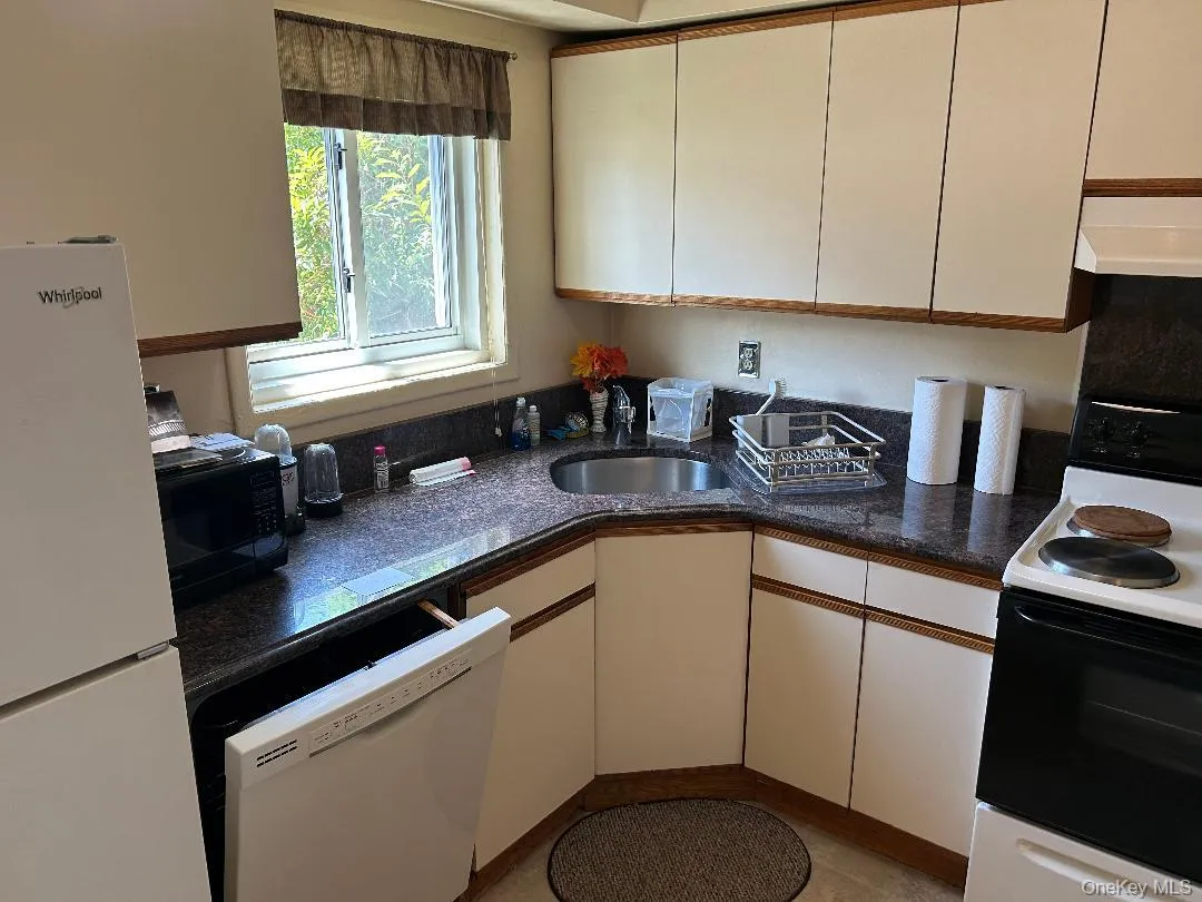 400 Fulton Street, Oyster Bay, NY, 1 Bedroom Bedrooms, 3 Rooms Rooms,1 BathroomBathrooms,Residential,For Rent,Fulton,0,1013028 400 Fulton Street, Oyster Bay, NY, 1 Bedroom Bedrooms, 3 Rooms Rooms,1 BathroomBathrooms,Residential,For Rent,Fulton,0,1013028