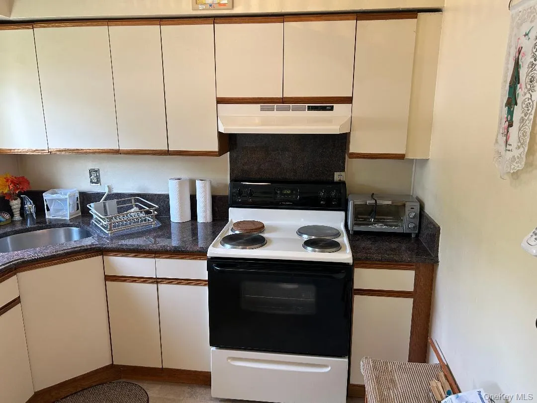 400 Fulton Street, Oyster Bay, NY, 1 Bedroom Bedrooms, 3 Rooms Rooms,1 BathroomBathrooms,Residential,For Rent,Fulton,0,1013028 400 Fulton Street, Oyster Bay, NY, 1 Bedroom Bedrooms, 3 Rooms Rooms,1 BathroomBathrooms,Residential,For Rent,Fulton,0,1013028