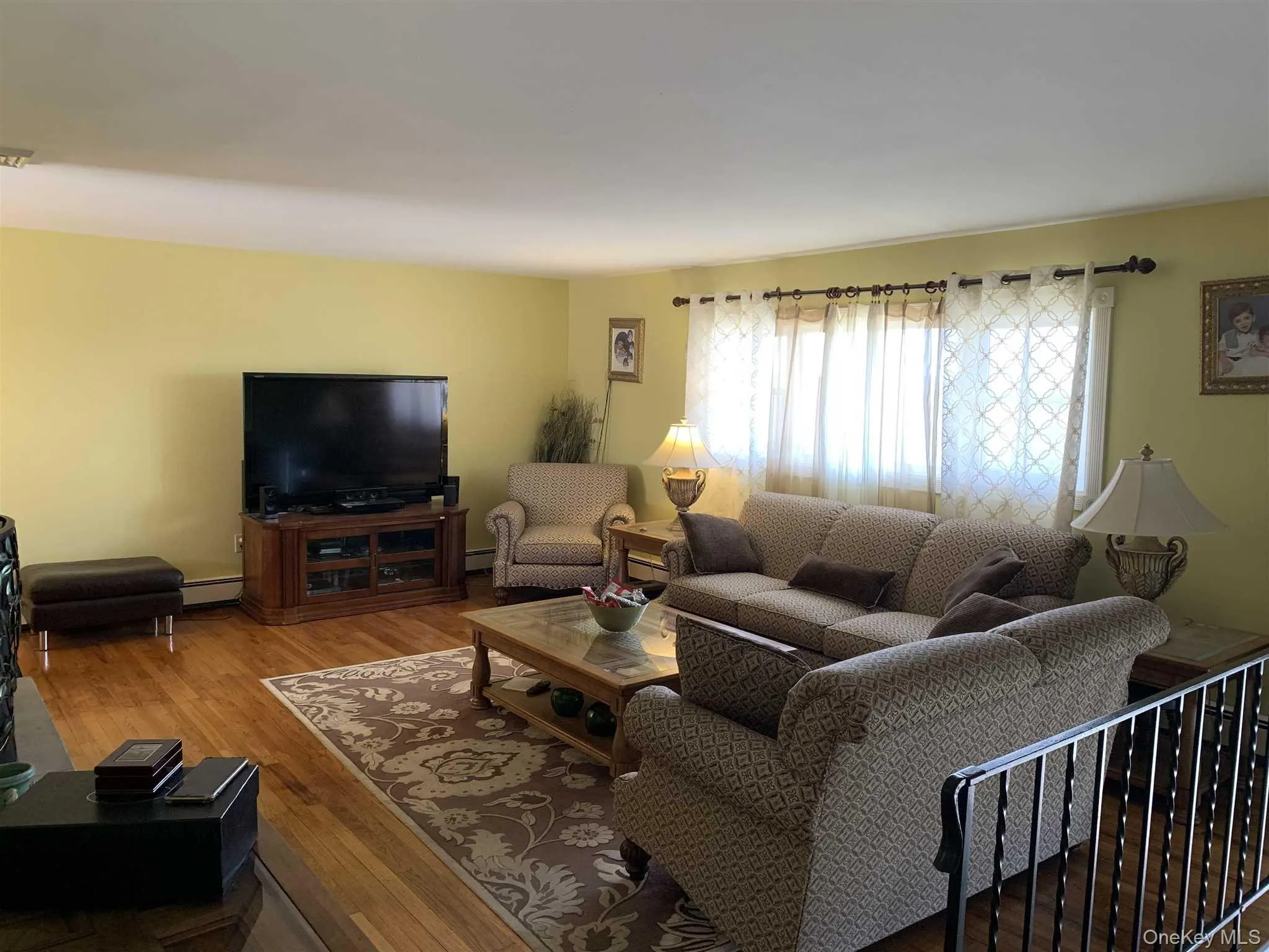 Spacious LVR with Wood Floors Spacious LVR with Wood Floors