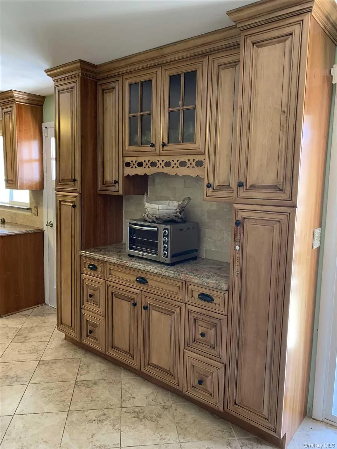 Plenty of Cabinets for Storage Plenty of Cabinets for Storage
