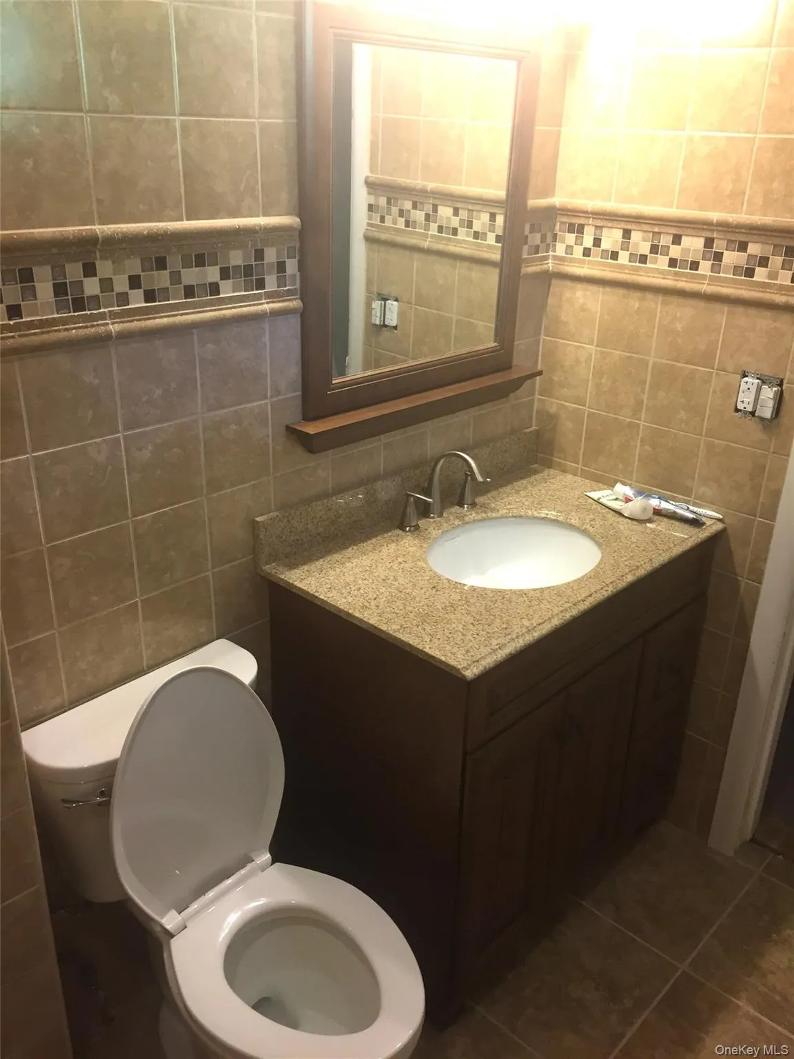 2nd Full Bathroom in Hallway 2nd Full Bathroom in Hallway
