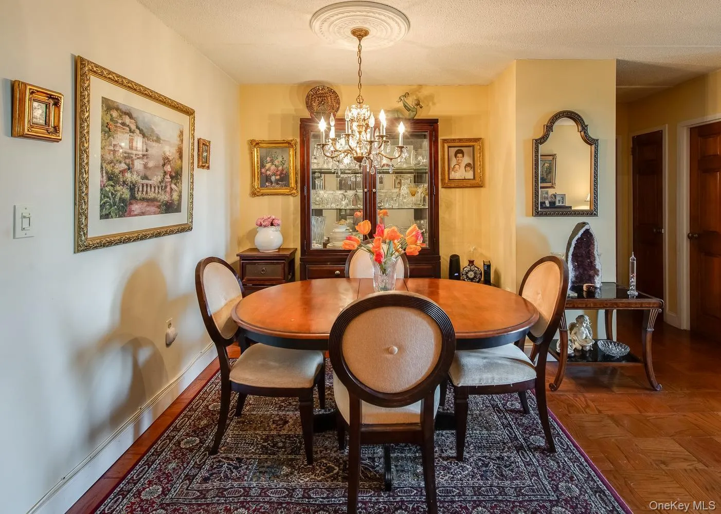 Spacious dining area Spacious dining area