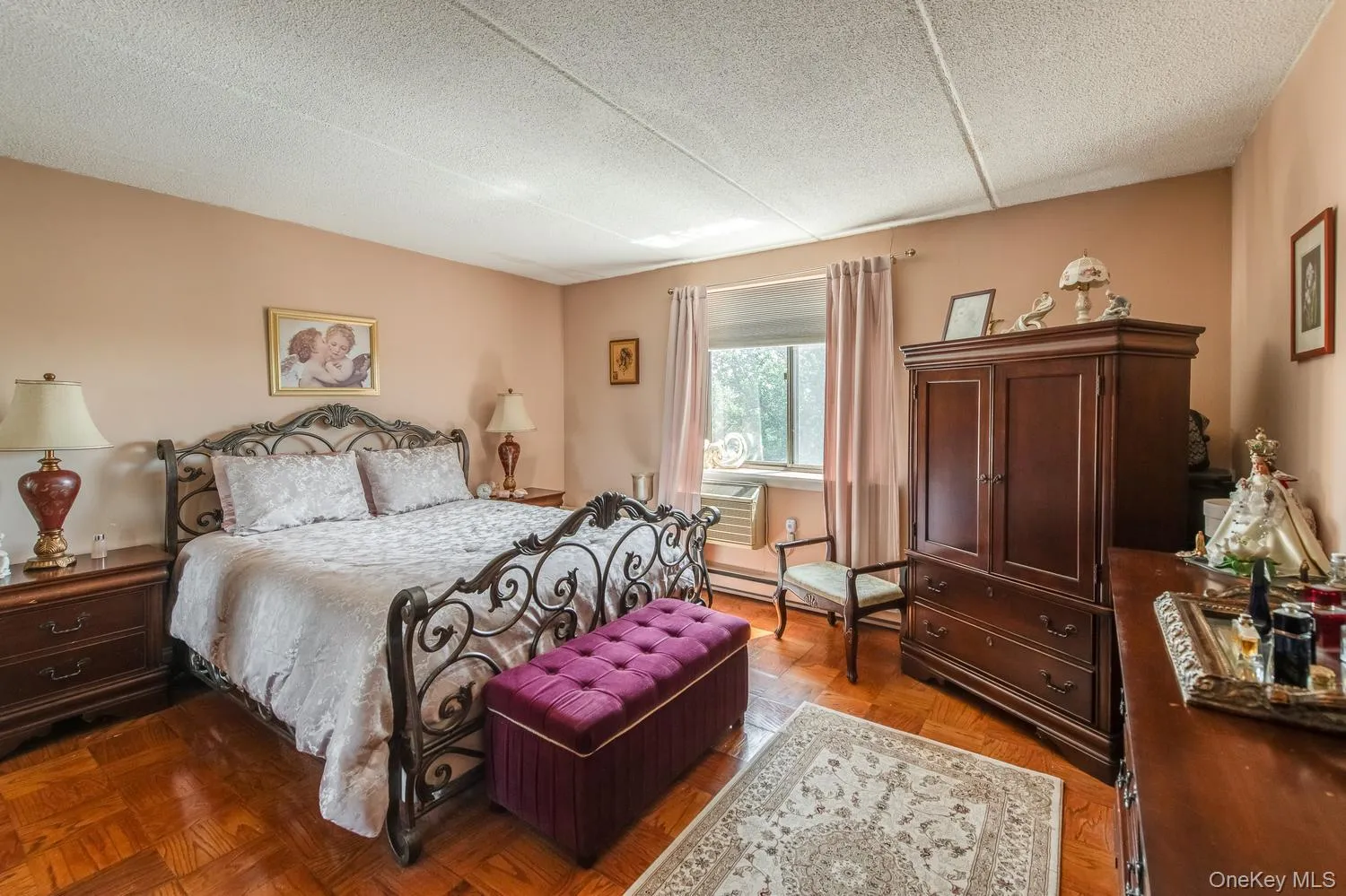 Generous size bedroom Generous size bedroom