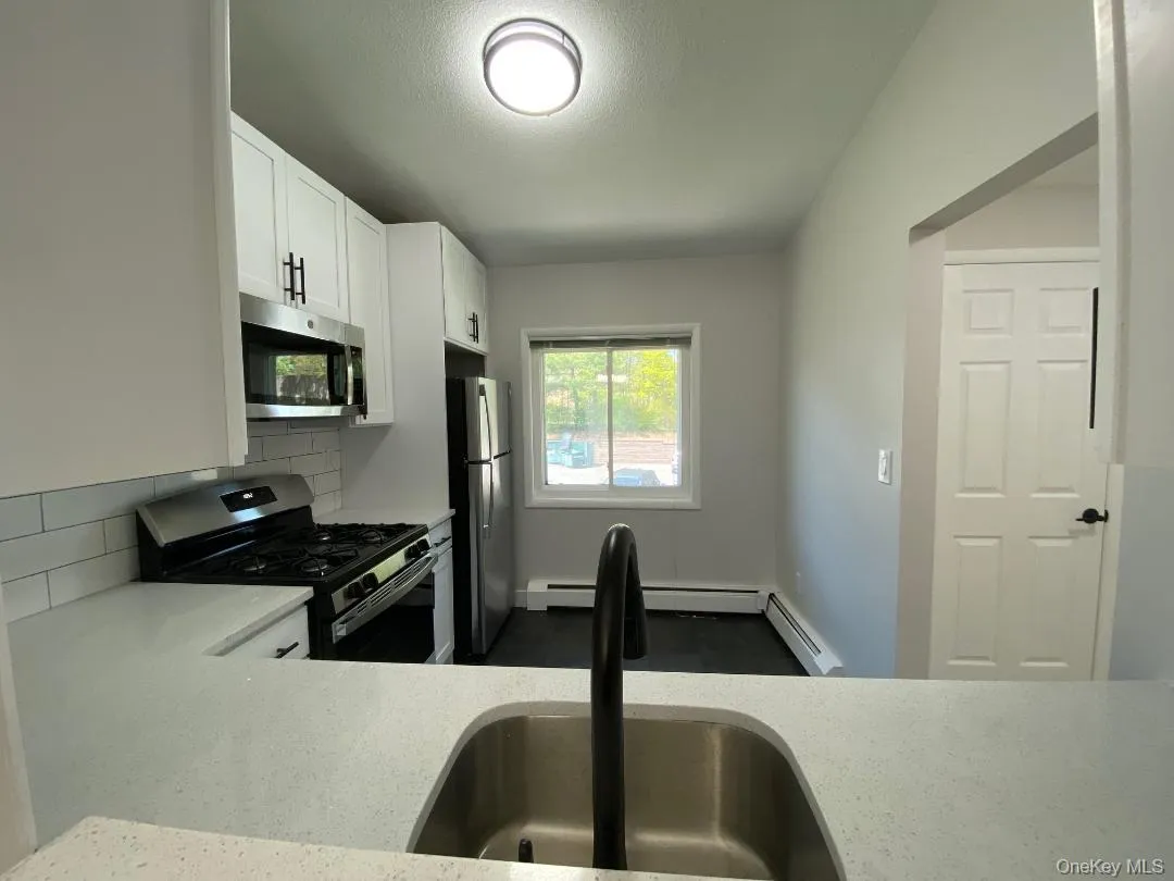 85 Middletown Road, Clarkstown, NY, 1 Bedroom Bedrooms, 4 Rooms Rooms,1 BathroomBathrooms,Residential Lease,For Rent,Middletown,0,1013056 85 Middletown Road, Clarkstown, NY, 1 Bedroom Bedrooms, 4 Rooms Rooms,1 BathroomBathrooms,Residential Lease,For Rent,Middletown,0,1013056