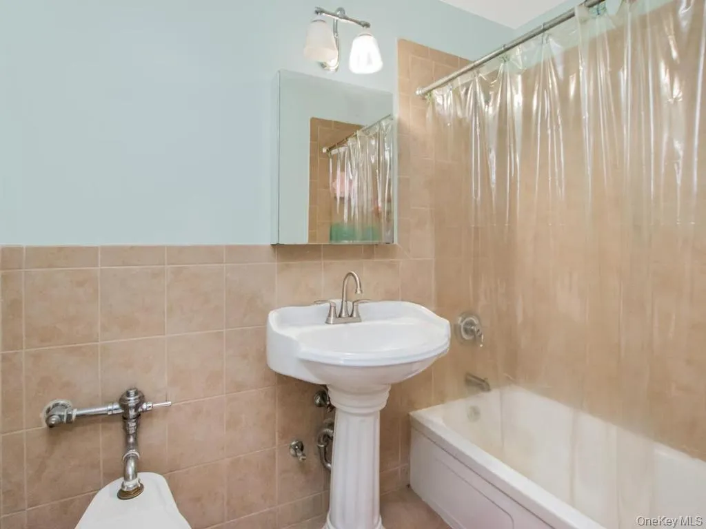 2750 Johnson Avenue, New York, NY, 2 Bedrooms Bedrooms, 4 Rooms Rooms,1 BathroomBathrooms,Residential,For Rent,Johnson,0,1013072 2750 Johnson Avenue, New York, NY, 2 Bedrooms Bedrooms, 4 Rooms Rooms,1 BathroomBathrooms,Residential,For Rent,Johnson,0,1013072