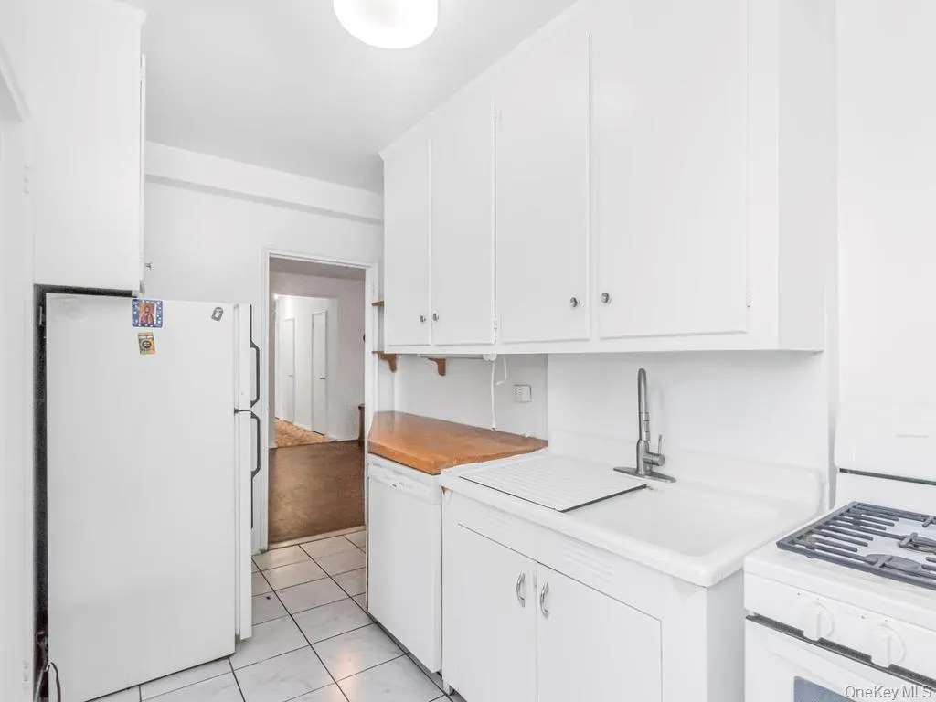 2711 Henry Hudson Parkway, New York, NY, 2 Bedrooms Bedrooms, 4 Rooms Rooms,2 BathroomsBathrooms,Residential,For Rent,Henry Hudson,0,1013079 2711 Henry Hudson Parkway, New York, NY, 2 Bedrooms Bedrooms, 4 Rooms Rooms,2 BathroomsBathrooms,Residential,For Rent,Henry Hudson,0,1013079