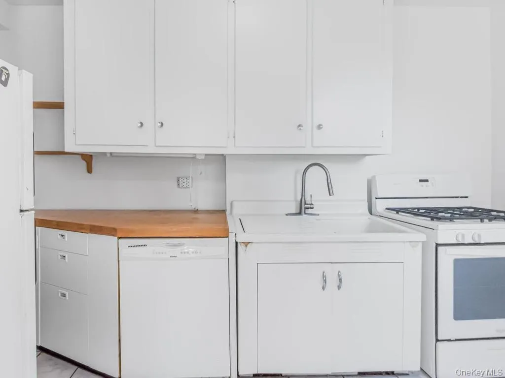 2711 Henry Hudson Parkway, New York, NY, 2 Bedrooms Bedrooms, 4 Rooms Rooms,2 BathroomsBathrooms,Residential,For Rent,Henry Hudson,0,1013079 2711 Henry Hudson Parkway, New York, NY, 2 Bedrooms Bedrooms, 4 Rooms Rooms,2 BathroomsBathrooms,Residential,For Rent,Henry Hudson,0,1013079