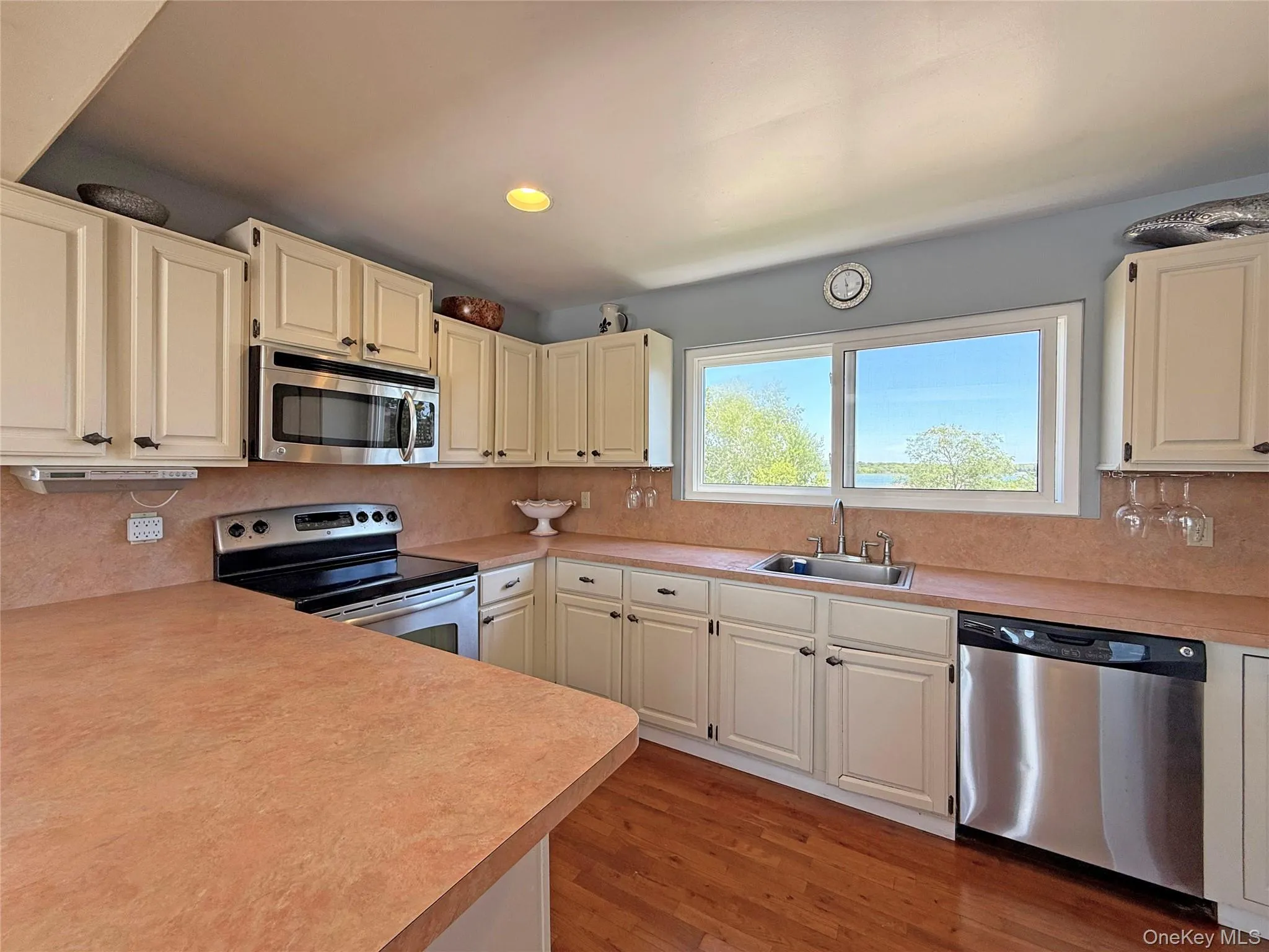 19 Cold Spring Court, Southampton, NY, 4 Bedrooms Bedrooms, 7 Rooms Rooms,3 BathroomsBathrooms,Residential Lease,For Rent,Cold Spring,0,1013097 19 Cold Spring Court, Southampton, NY, 4 Bedrooms Bedrooms, 7 Rooms Rooms,3 BathroomsBathrooms,Residential Lease,For Rent,Cold Spring,0,1013097