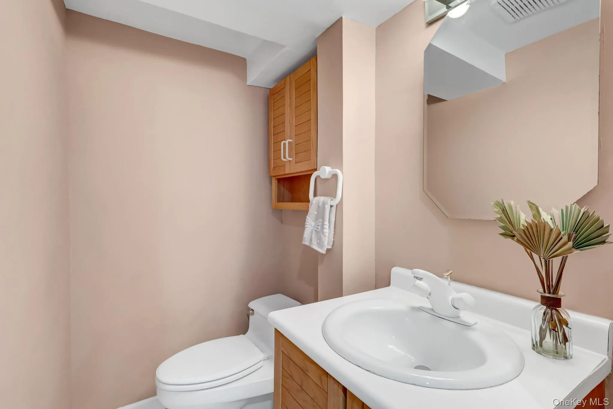 1/2 Bath in Den 1/2 Bath in Den