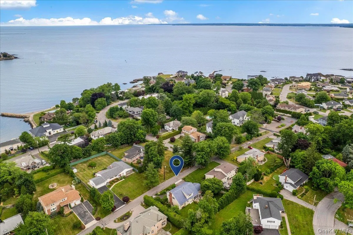 CLOSE PROXIMITY TO WATER AND BEACH! CLOSE PROXIMITY TO WATER AND BEACH!
