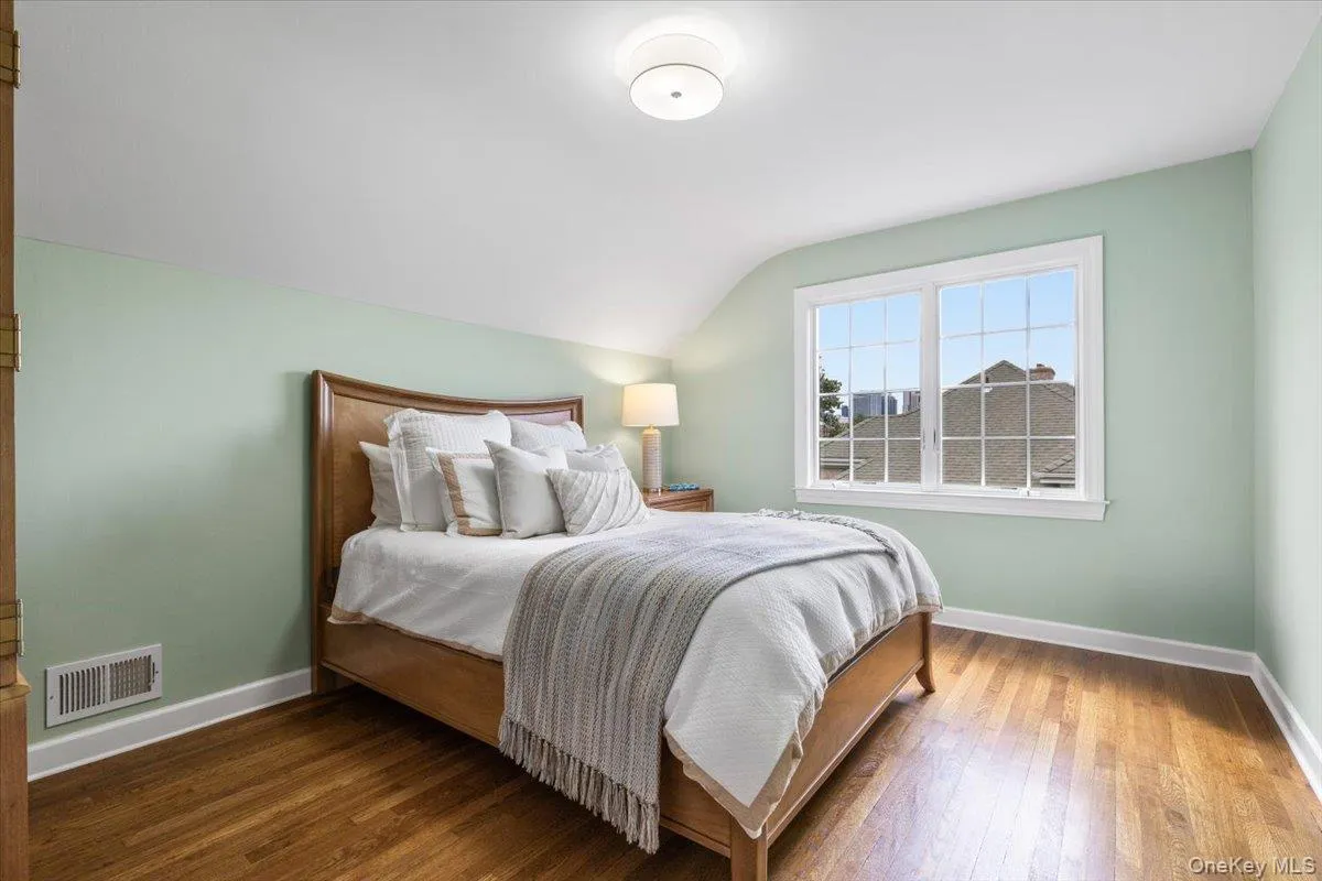 22 Potters Lane, New Rochelle, NY, 4 Bedrooms Bedrooms, 8 Rooms Rooms,2 BathroomsBathrooms,Residential,For Rent,Potters,0,1013128 22 Potters Lane, New Rochelle, NY, 4 Bedrooms Bedrooms, 8 Rooms Rooms,2 BathroomsBathrooms,Residential,For Rent,Potters,0,1013128