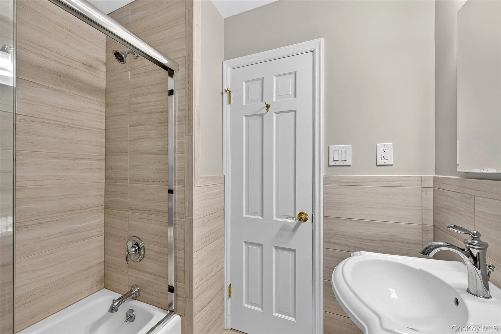 Second Floor Hall Bath with shower/tub. Second Floor Hall Bath with shower/tub.