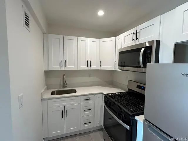 Kitchen with Shaker Cabinets, Stainless Steel Appliances and Quartz Counter Kitchen with Shaker Cabinets, Stainless Steel Appliances and Quartz Counter