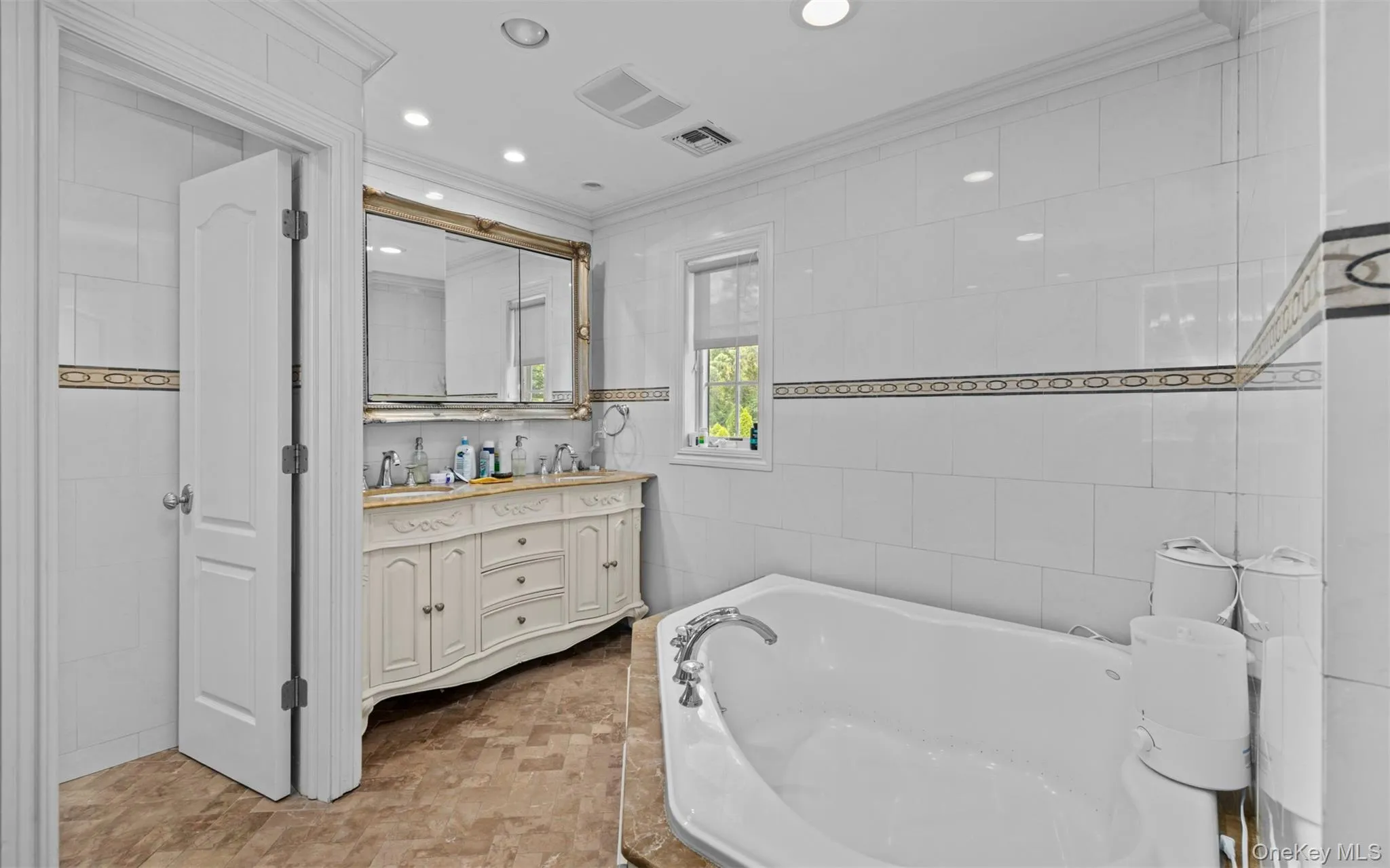 25 Bay Driveway, North Hempstead, NY, 4 Bedrooms Bedrooms, 11 Rooms Rooms,4 BathroomsBathrooms,Residential Lease,For Rent,Bay Driveway,0,1013164 25 Bay Driveway, North Hempstead, NY, 4 Bedrooms Bedrooms, 11 Rooms Rooms,4 BathroomsBathrooms,Residential Lease,For Rent,Bay Driveway,0,1013164