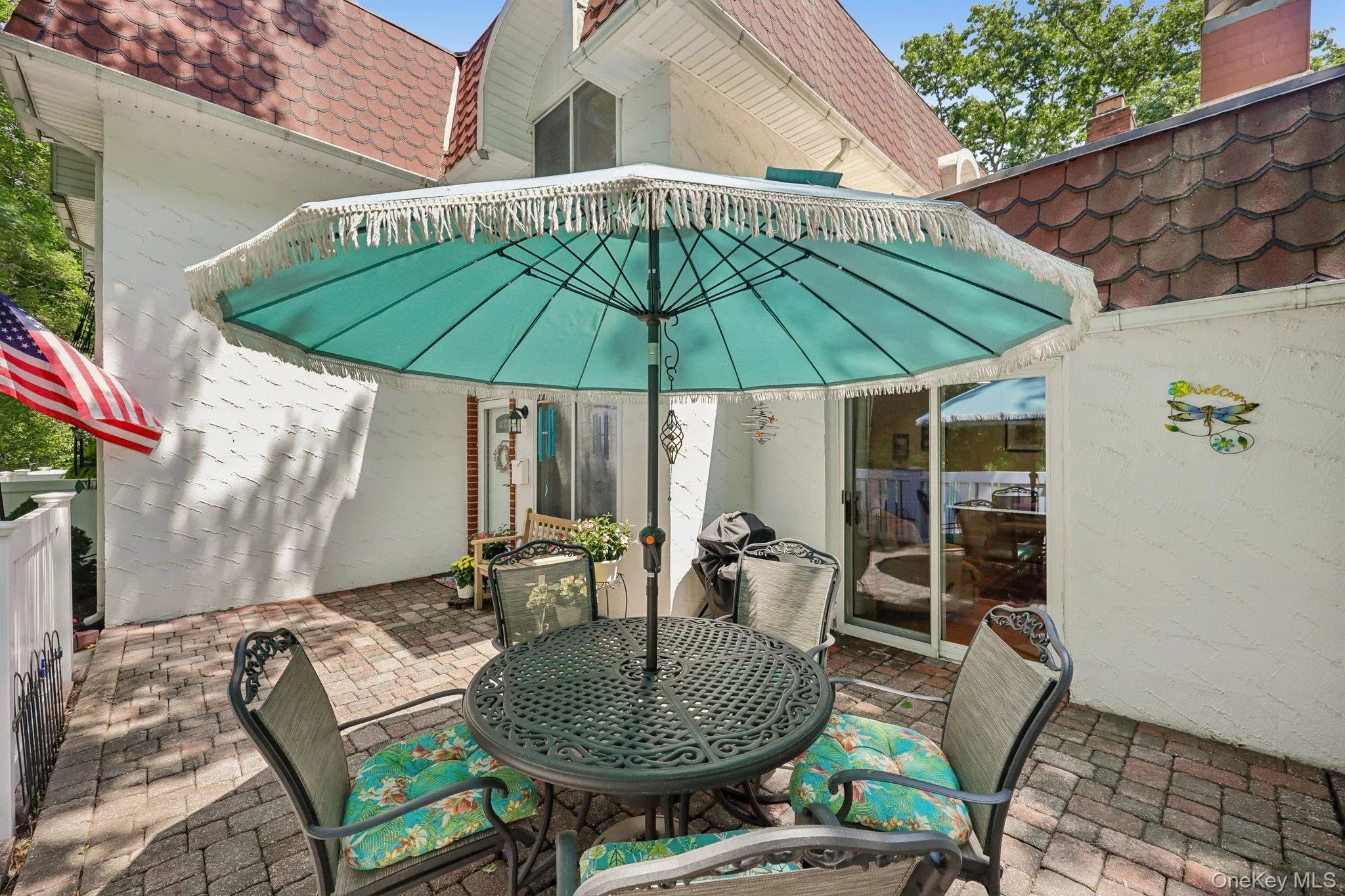 Convenient entry to home via 2 doorways Convenient entry to home via 2 doorways