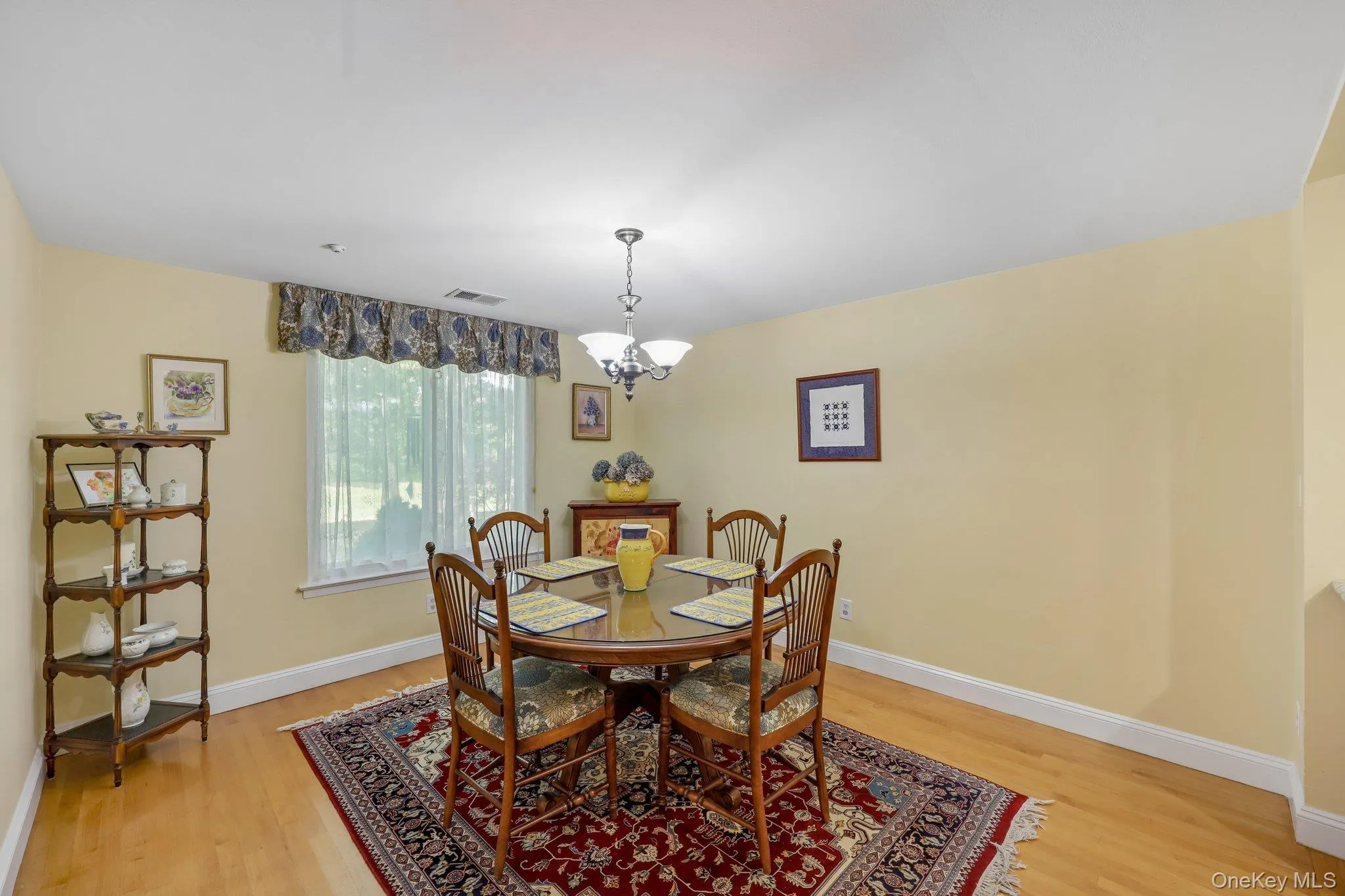 Sunlit by large window. Hardwood floors(2004) Sunlit by large window. Hardwood floors(2004)
