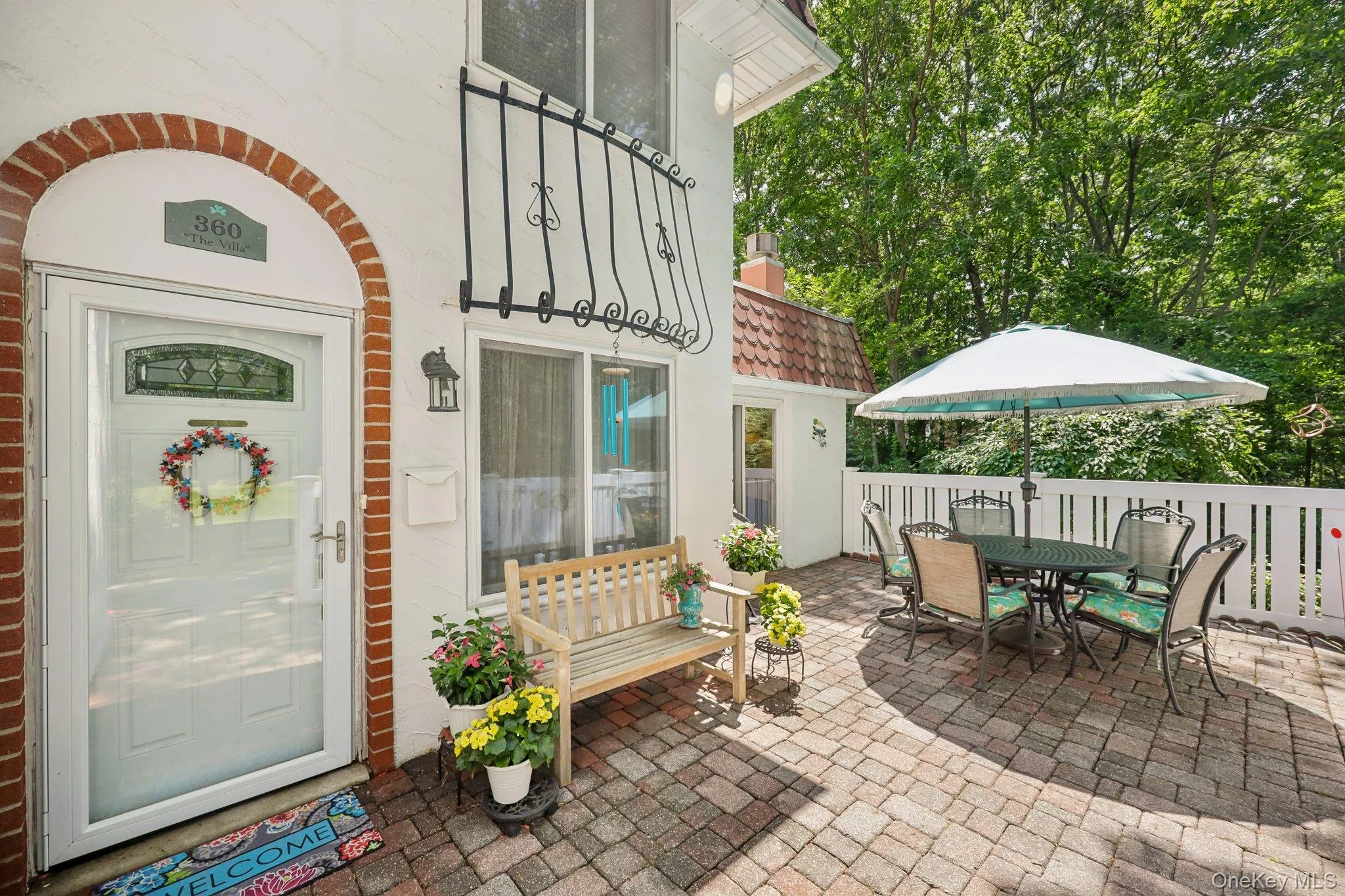 Private retreat an ideal place to relax; fenced by white vinyl fence(2019) Updated masonry edging (2020) Private retreat an ideal place to relax; fenced by white vinyl fence(2019) Updated masonry edging (2020)