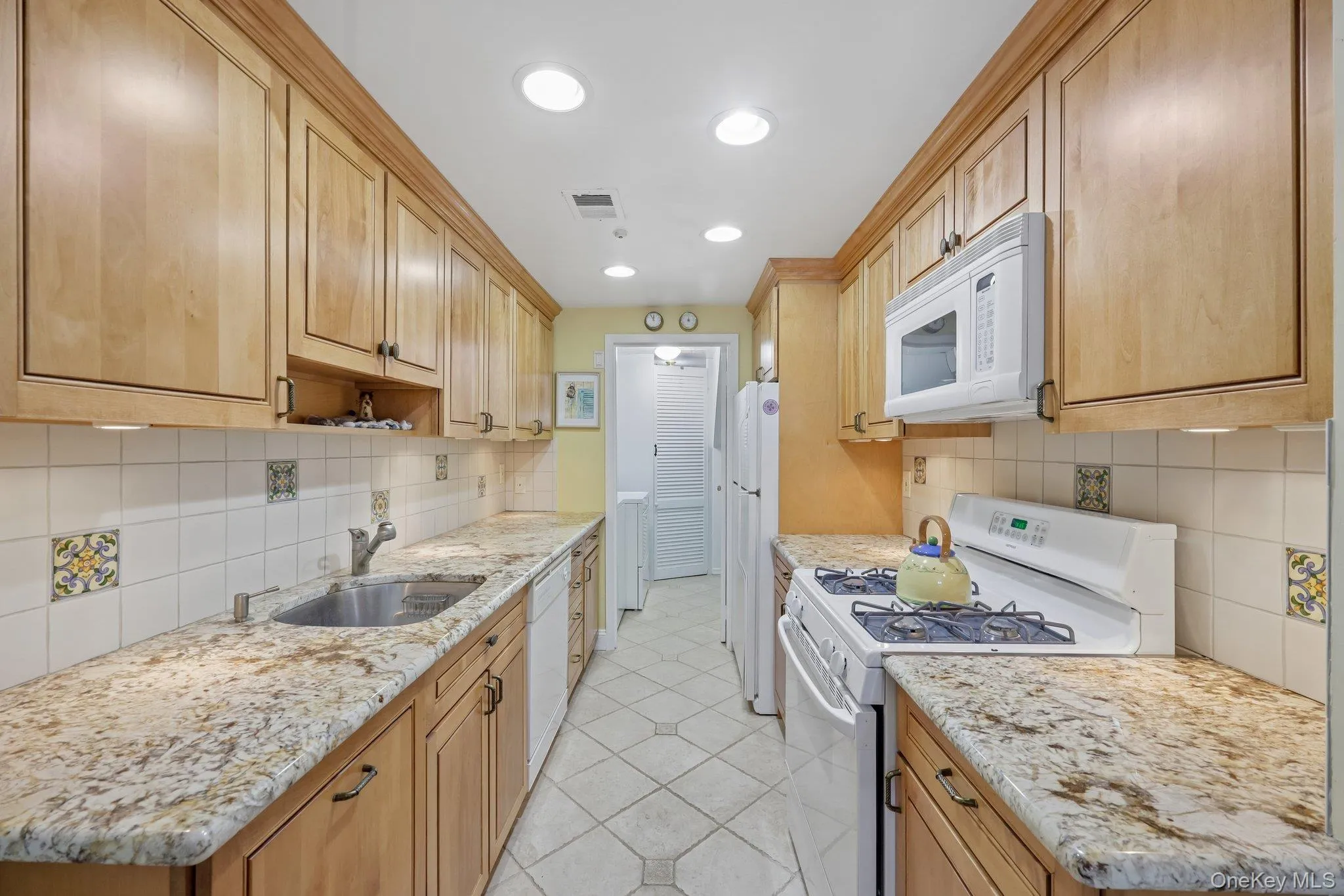 Nicely appointed with gas stove, stainless steel sink, access to pantry & laundry. Nicely appointed with gas stove, stainless steel sink, access to pantry & laundry.