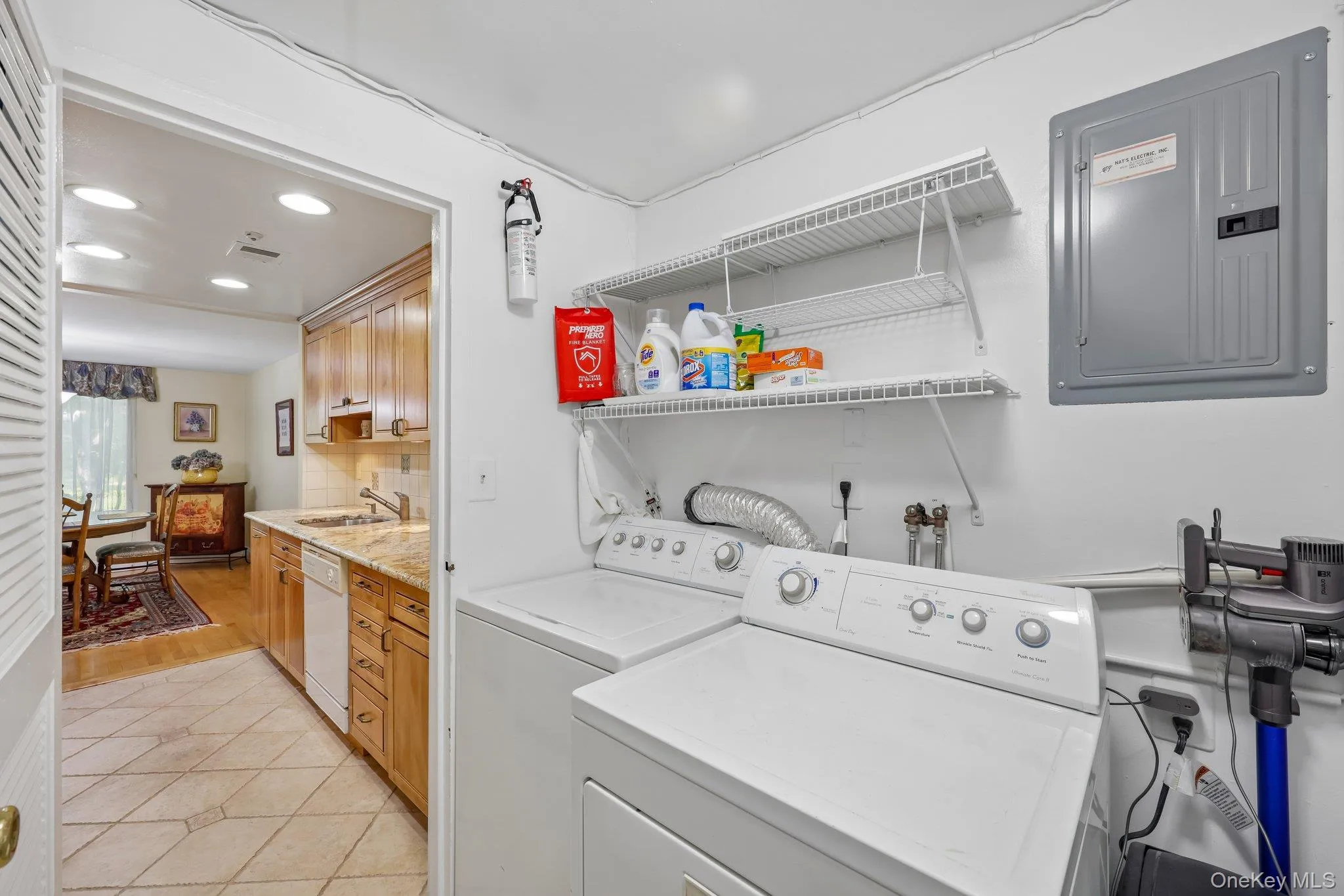 Convenient shelving. Upgraded electrical(2004) Convenient shelving. Upgraded electrical(2004)